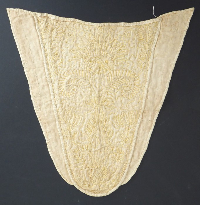 A circa 1700s embroidered trapunto stomacher - Image 2 of 5