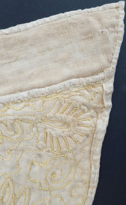A circa 1700s embroidered trapunto stomacher - Image 3 of 5