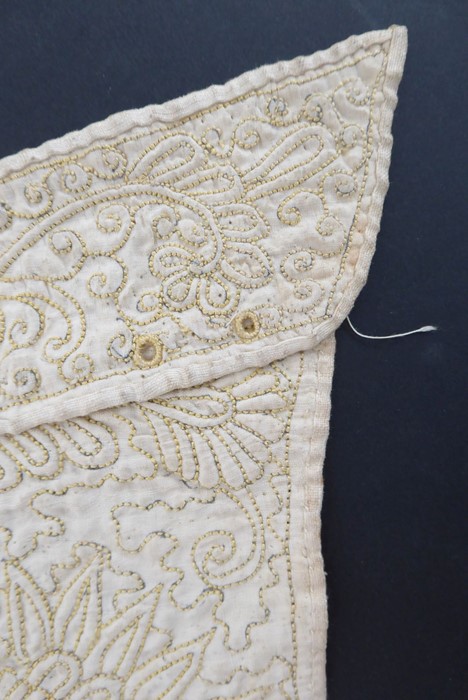 A circa 1700s embroidered trapunto stomacher - Image 4 of 5