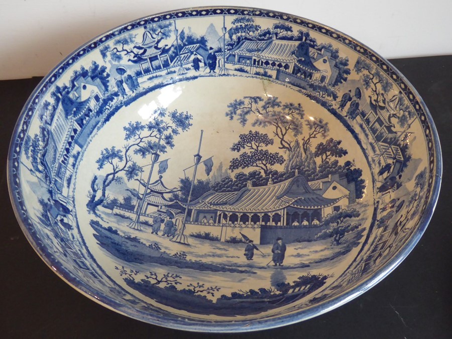 An early 19th century blue-and-white transfer decorated pearlware punch bowl and circular cover; the - Image 3 of 5