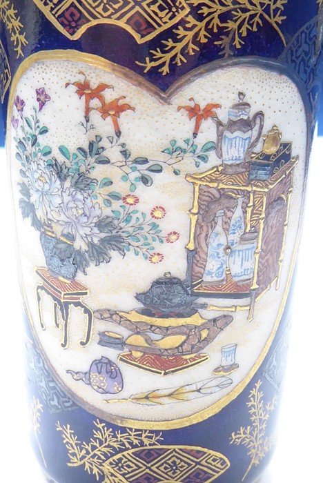 A good and small cylindrical Japanese porcelain spill vase, circa 1900; decorated with two - Image 4 of 8