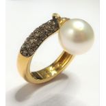 An unusual 18-carat gold diamond and pearl ring; ring size N/O (total weight approx. 7.36g) (The