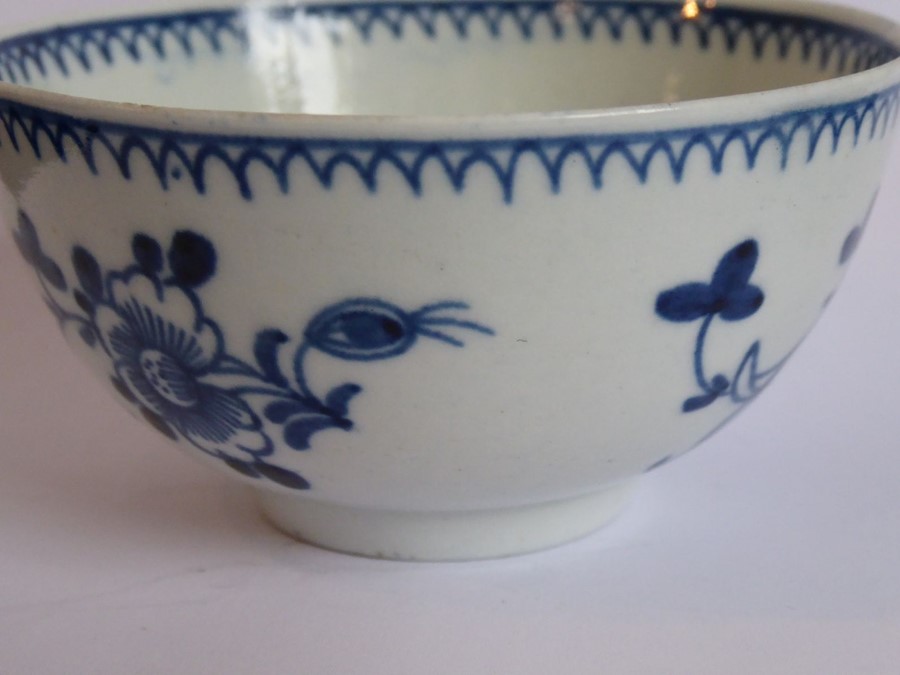 An 18th century Chinese porcelain tea bowl decorated to the exterior with flower heads and sprigs ( - Image 3 of 5