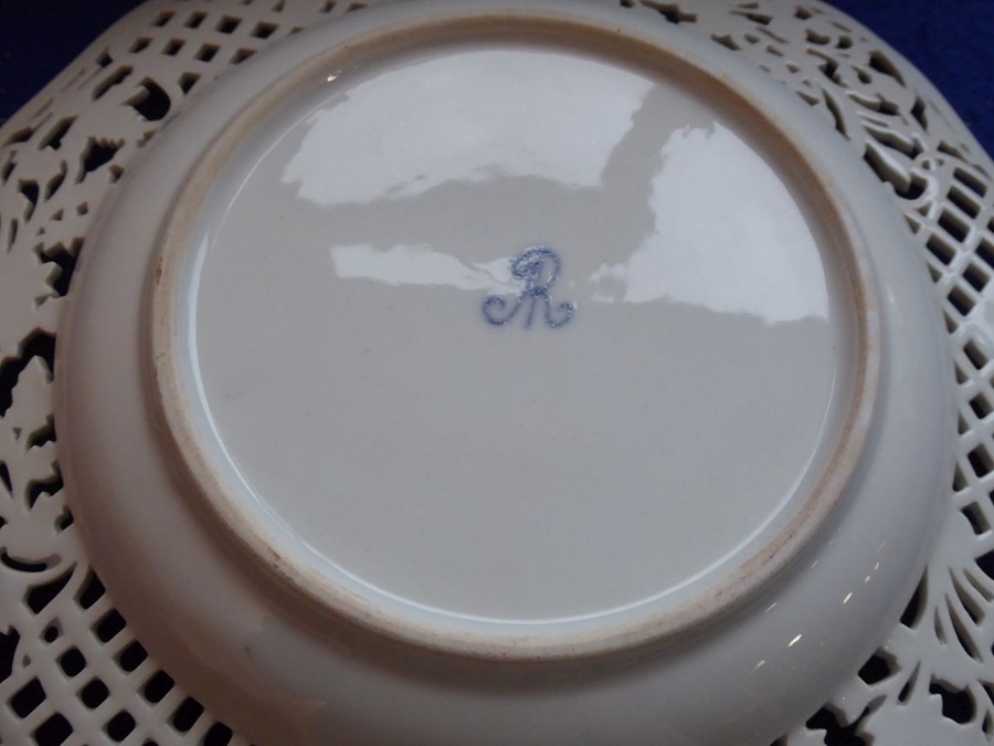 A good late 19th/early 20th century Dresden porcelain part dessert service comprising comport, two - Image 8 of 11
