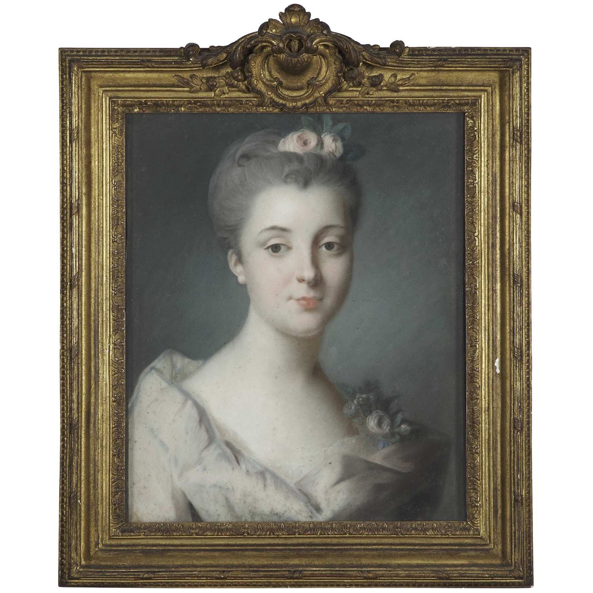 École Française du XVIIIE siècle Portrait de jeune femme, les cheveux piqués de roses Pastel Dans un