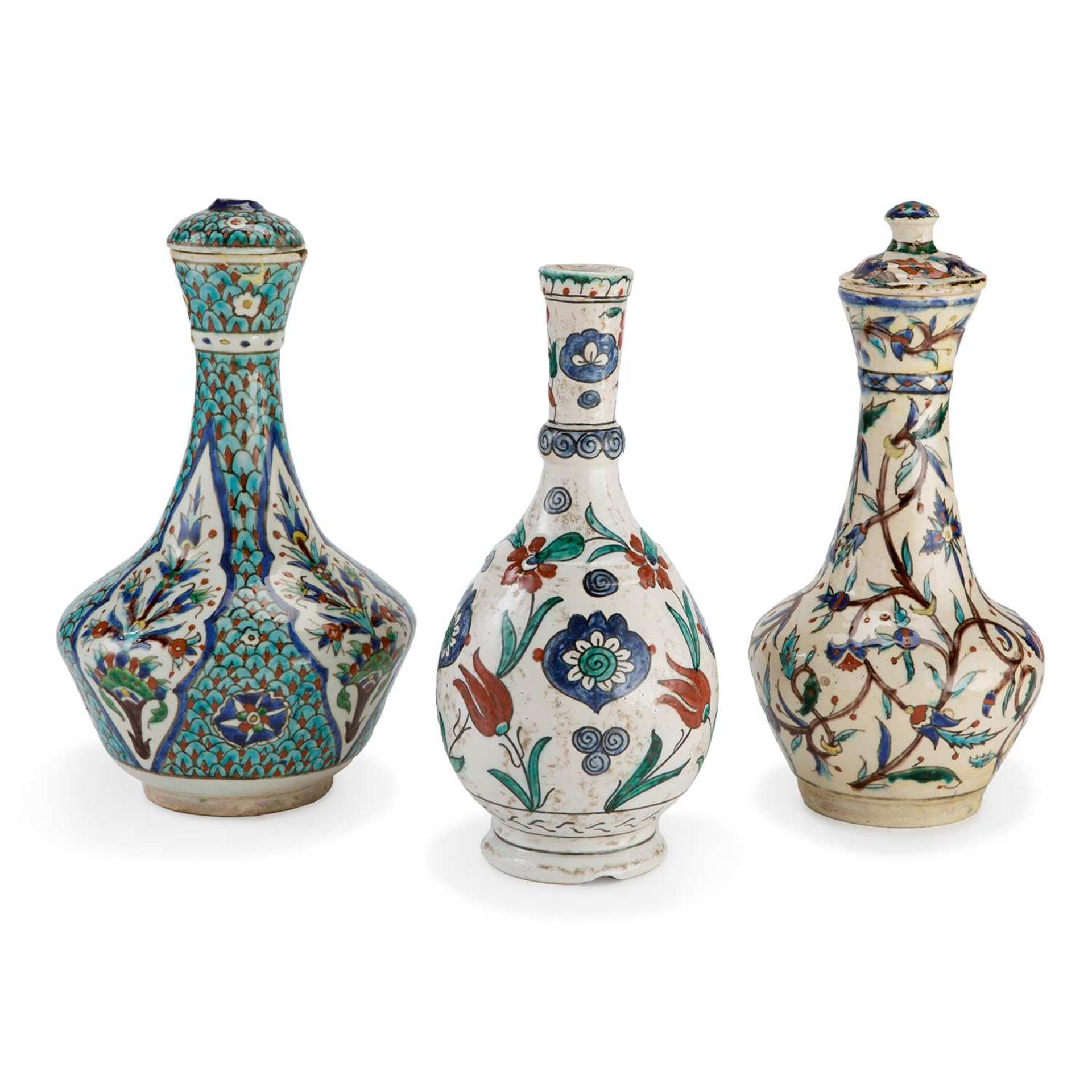 SUITE DE DEUX VASES COUVERTS DE KÜTAHYA à pâte siliceuse, le premier décoré d’un entrelacs de