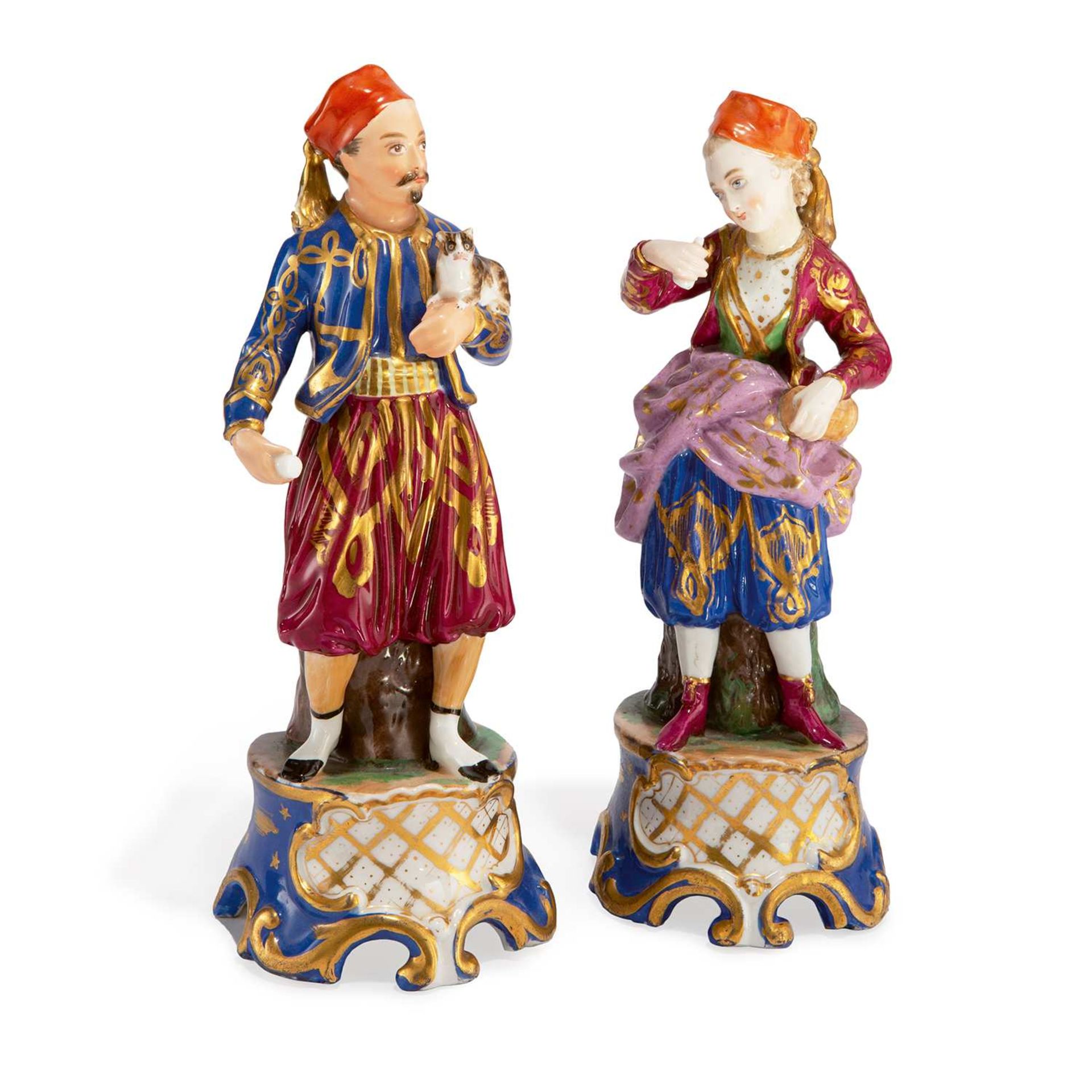 DEUX VASES-STATUETTES en porcelaine polychrome et dorée, représentant un couple de Grecs debout