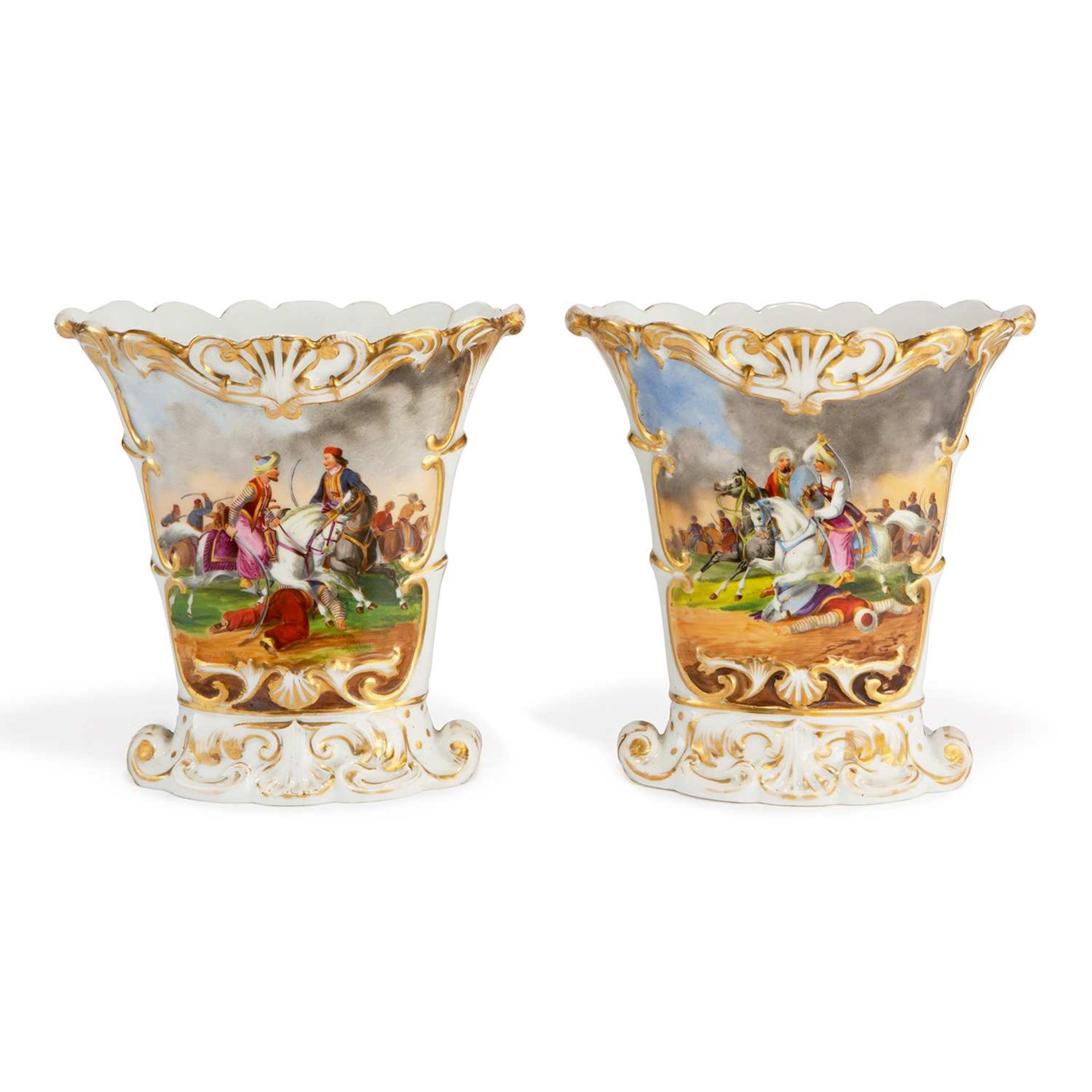 PAIRE DE VASES en porcelaine blanche et dorée, de style rocaille, les panses peintes en