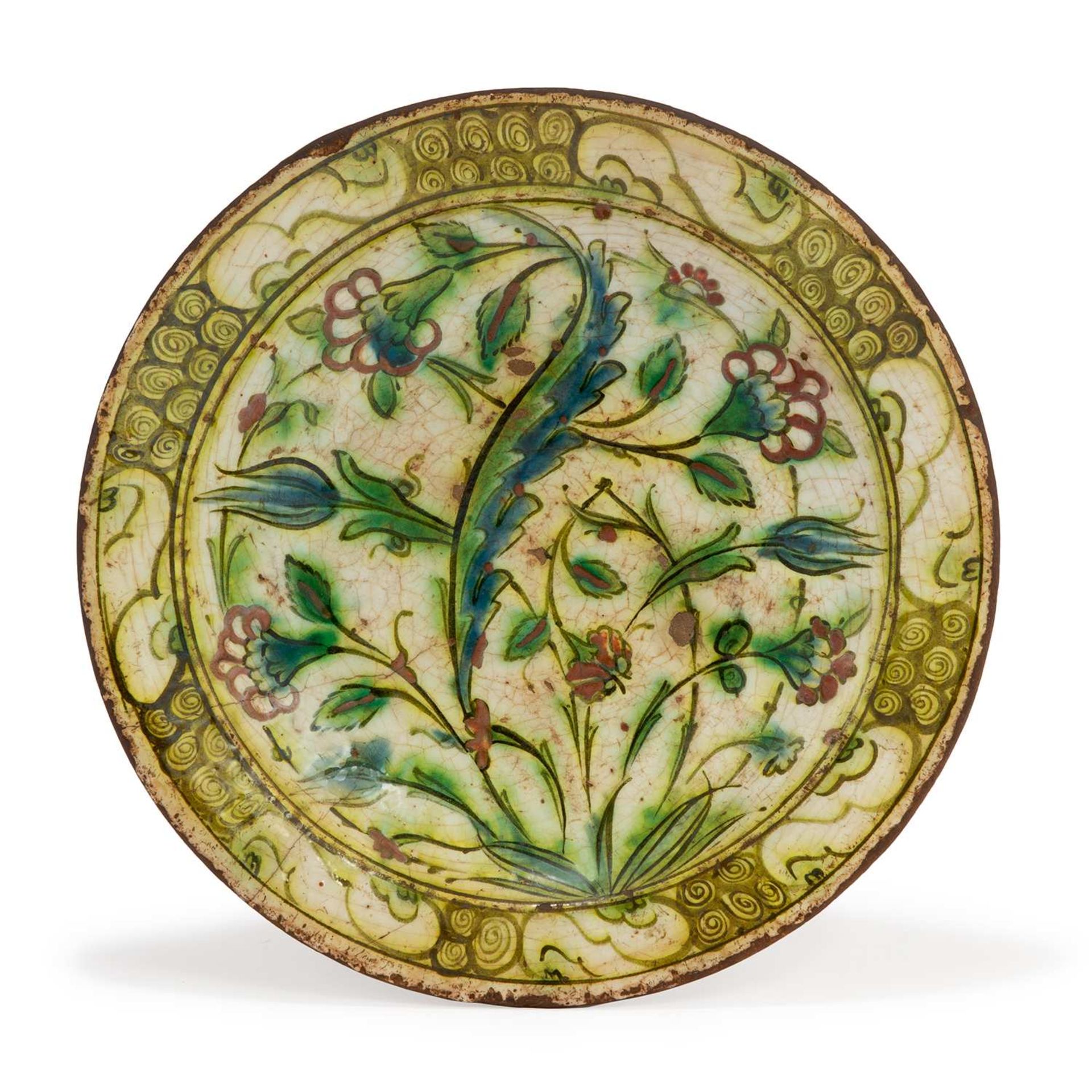 PLAT D'IZNIK À LA FEUILLE DE "SAZ" en céramique siliceuse polychrome, décoré d'œillets, tulipes et