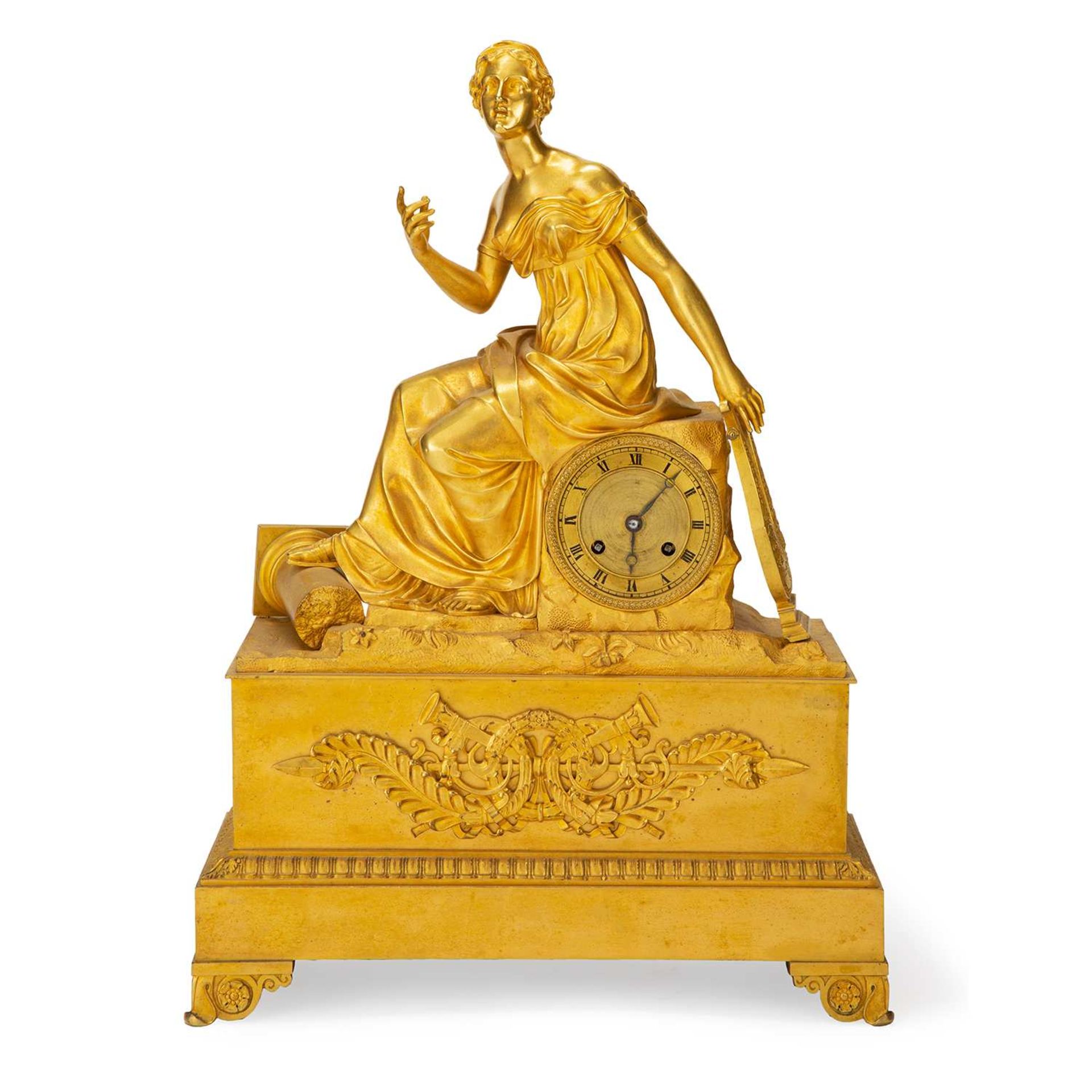 "MADAME DE STAËL" BELLE PENDULE en bronze doré, la jeune femme représentée assise de profil, vêtue