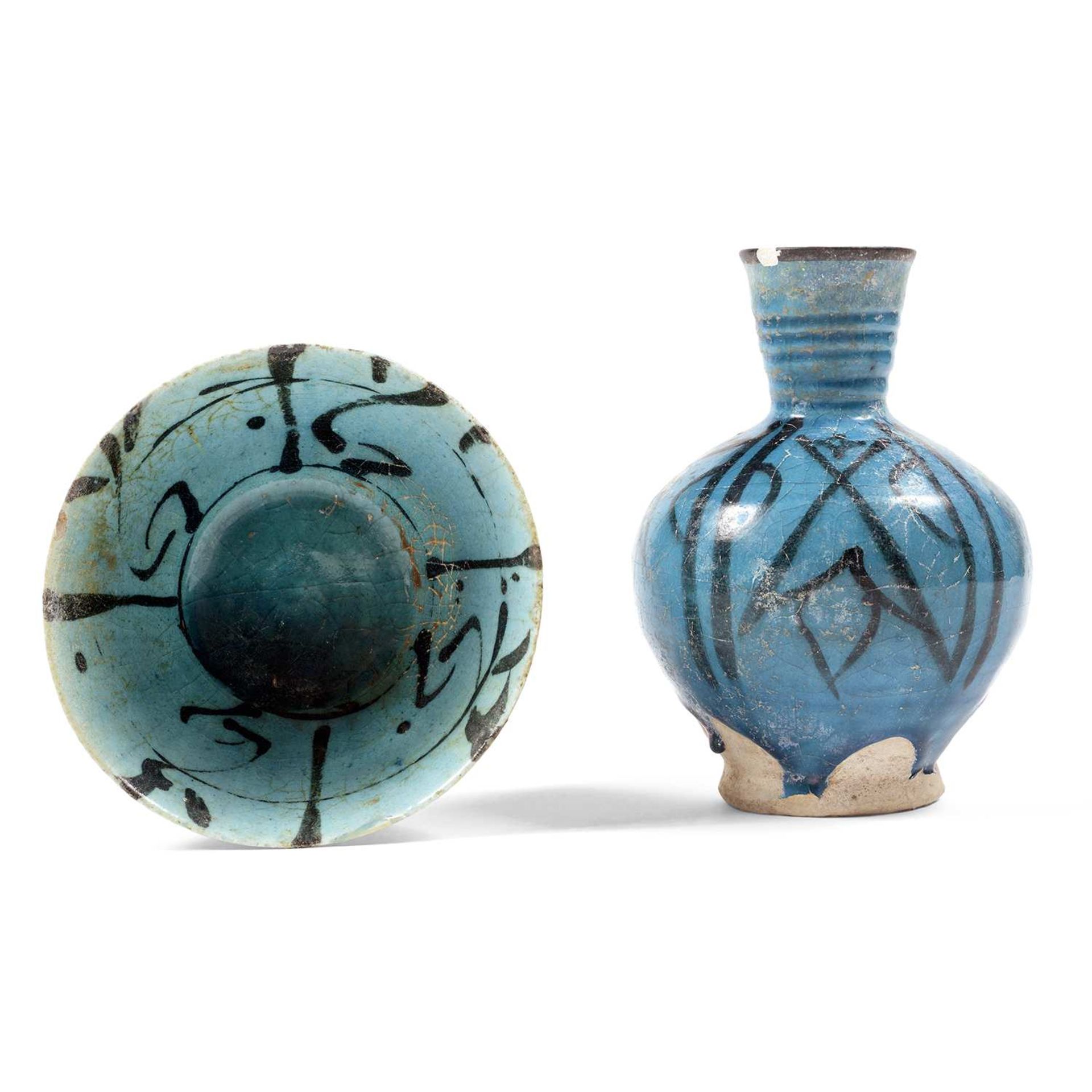 BOL ET VASE SYRIENS DU XIIIE SIÈCLE à pâte siliceuse à décor géométrique noir sous glaçure turquoise