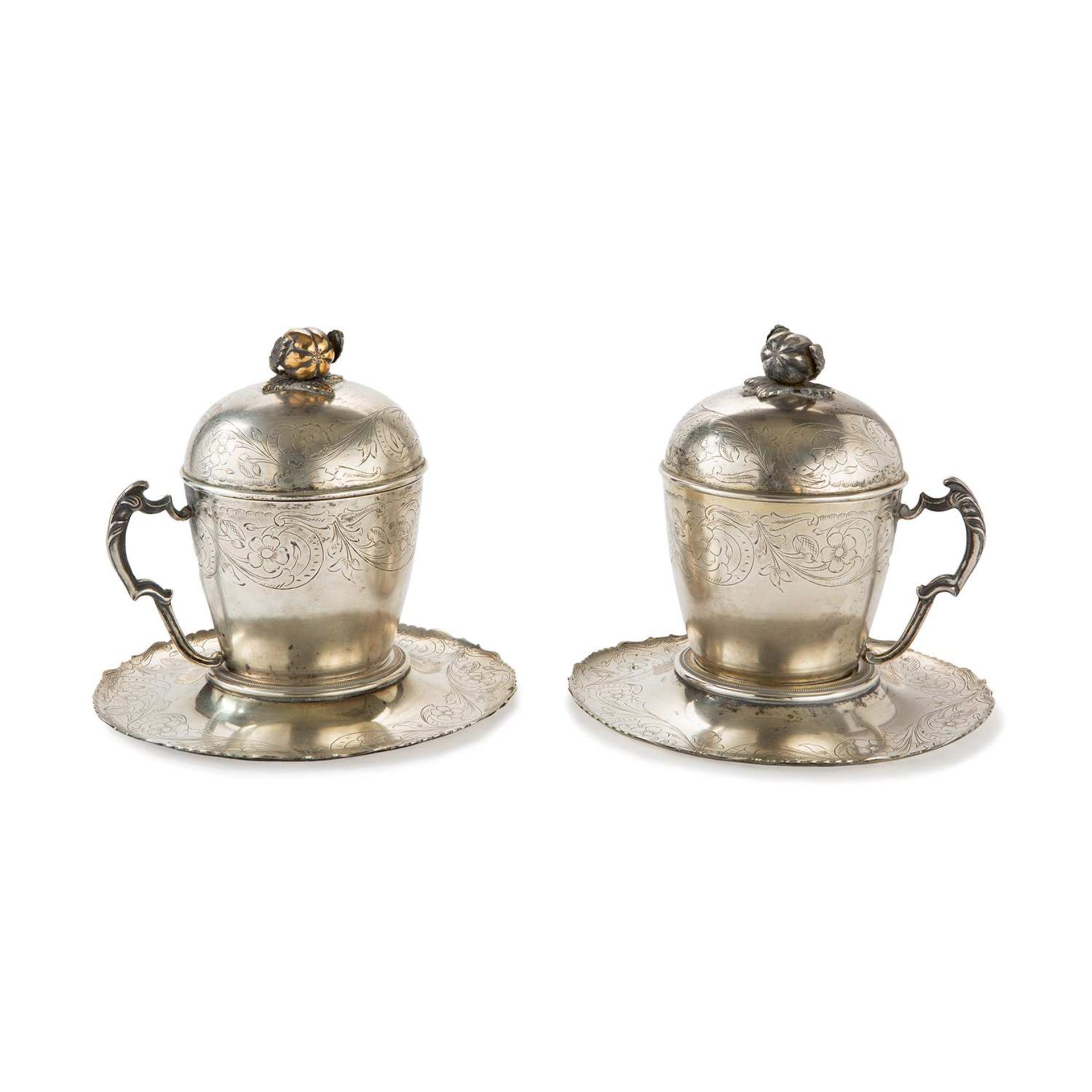 PAIRE DE SUPERBES "CHERBETLIK" TASSES COUVERTES OTTOMANES AVEC LEUR PRÉSENTOIR en argent et vermeil,