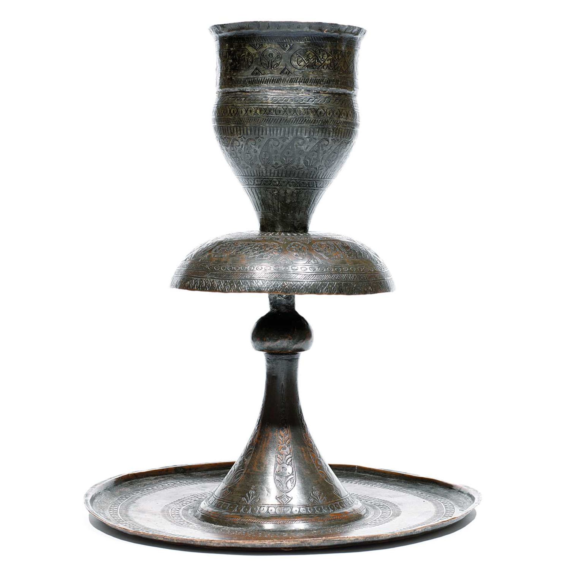 GRAND BOUGEOIR INDO-PERSE reposant sur un plateau circulaire, en cuivre étamé et ciselé à décor de