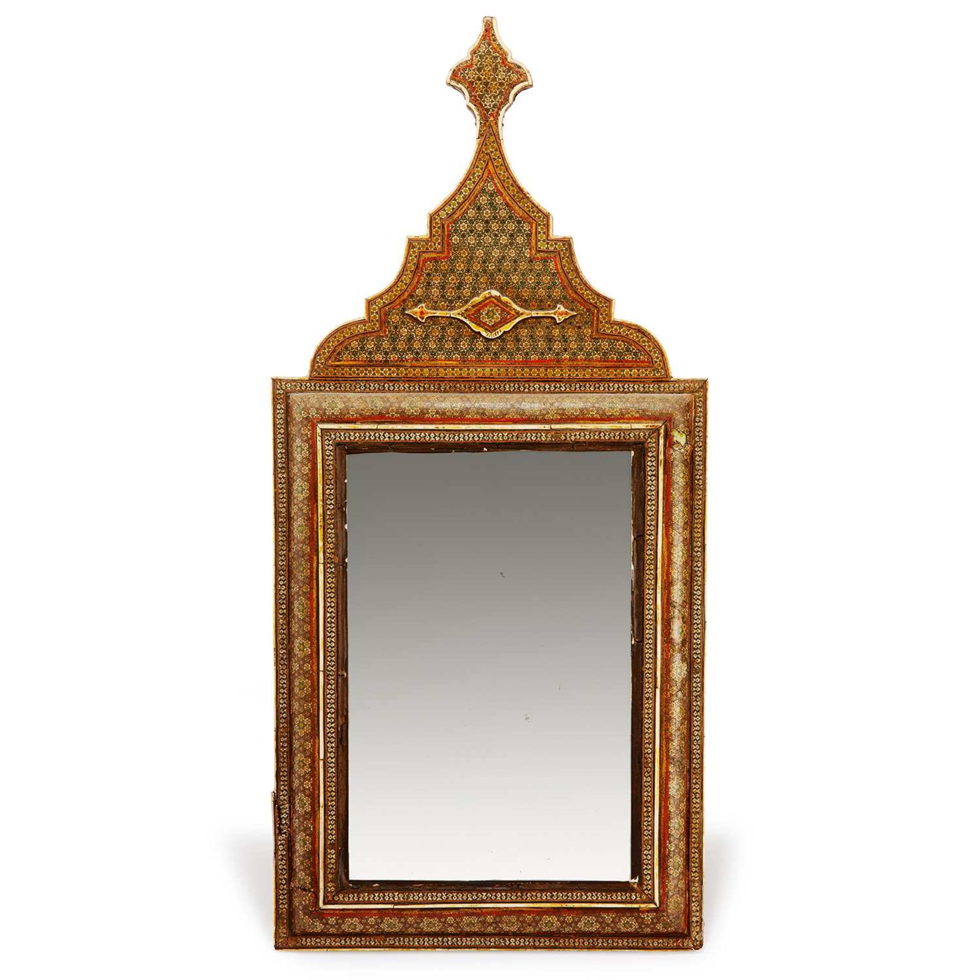 MIROIR MURAL KHATAMKARI de forme rectangulaire au sommet en arcature polylobée, le cadre en bois