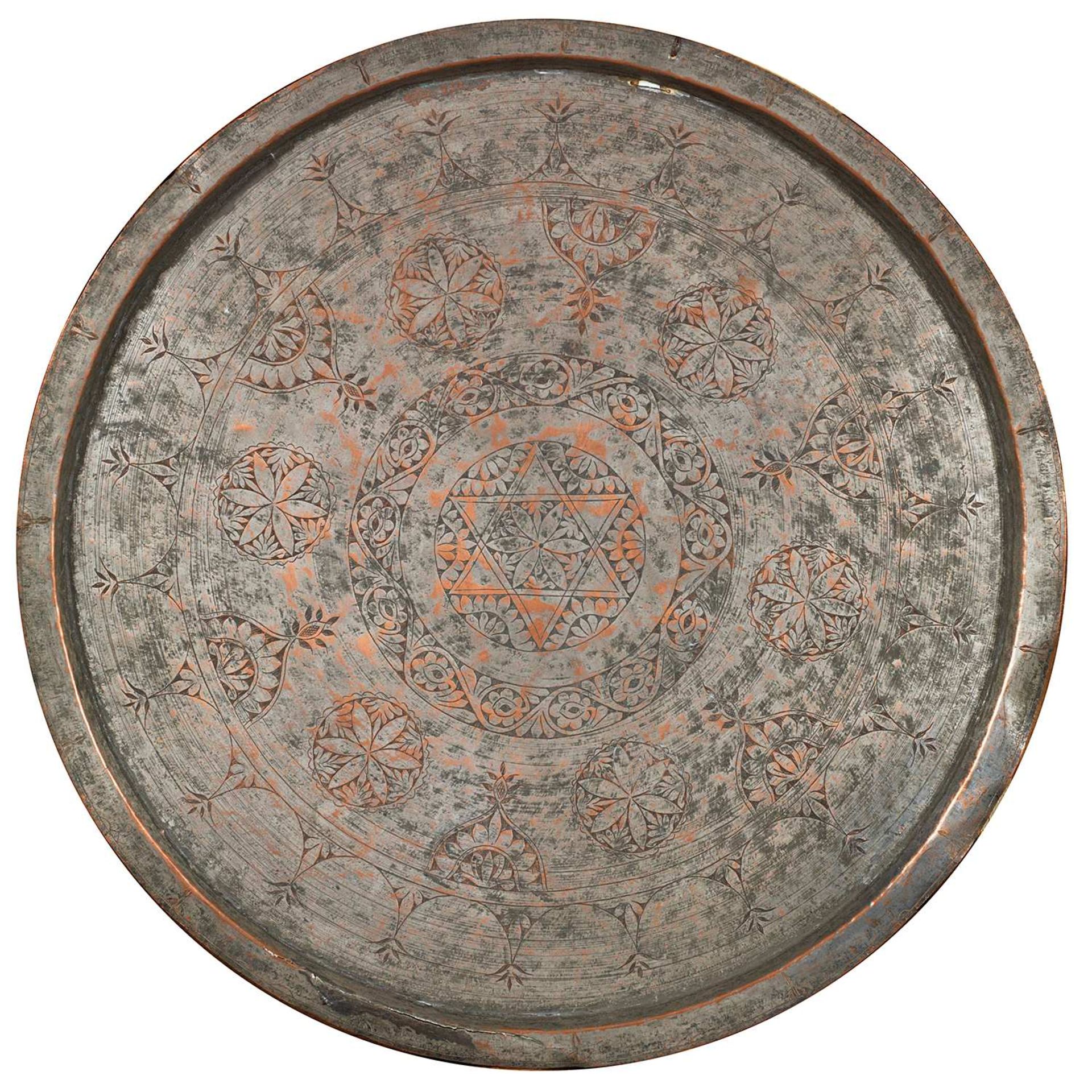 GRAND PLATEAU OTTOMAN circulaire en cuivre étamé à décor gravé de rosaces, médaillons et rinceaux