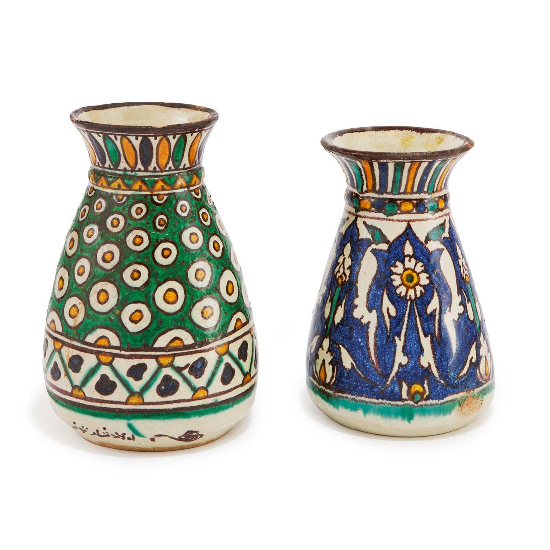 DEUX VASES PIRIFORMES, L'UN SIGNÉ "AWLÂD CHEMLA TUNIS" en céramique polychrome, le premier à décor