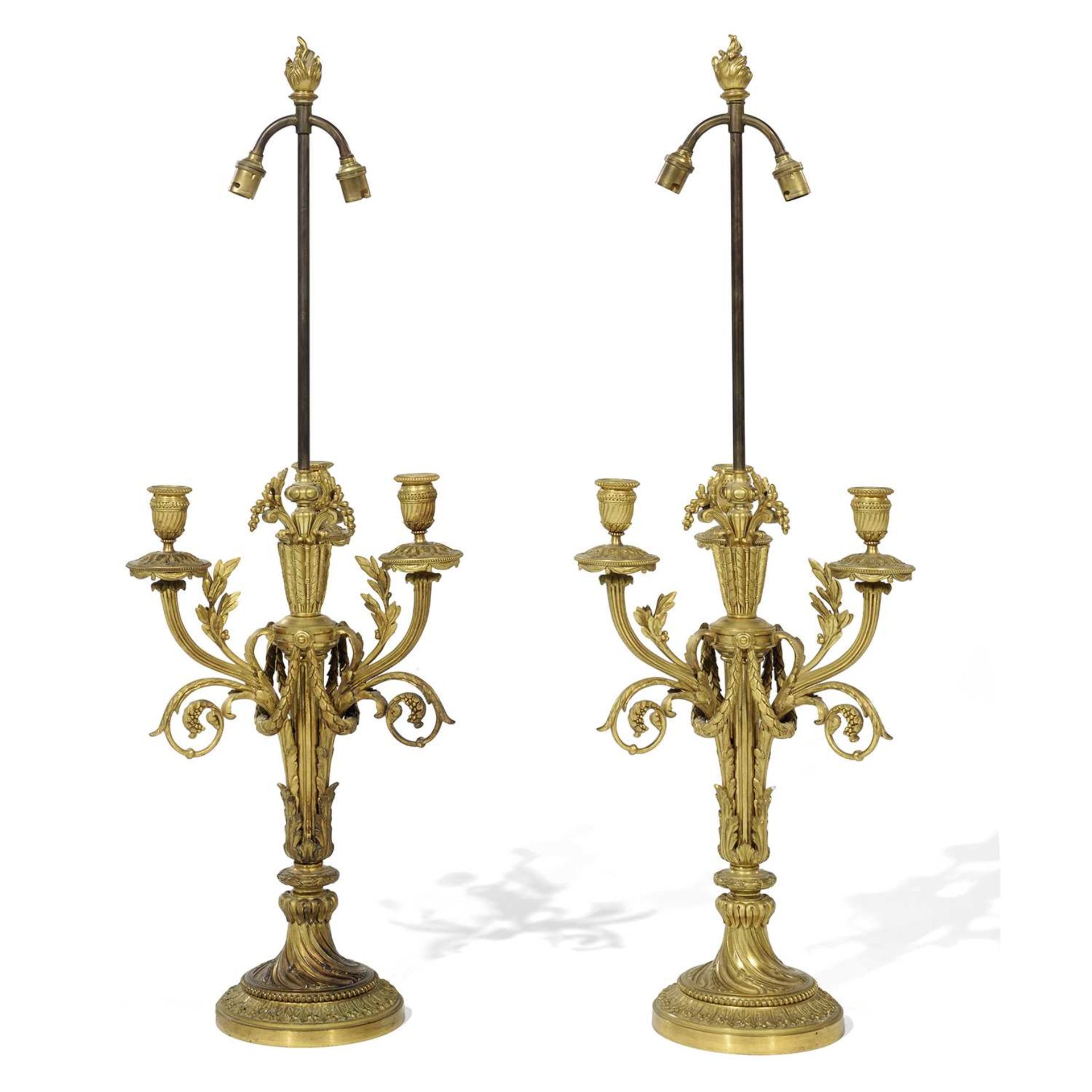 PAIRE DE CANDÉLABRES À TROIS LUMIÈRES EN BRONZE DORÉ, STYLE LOUIS XVI, CIRCA 1900