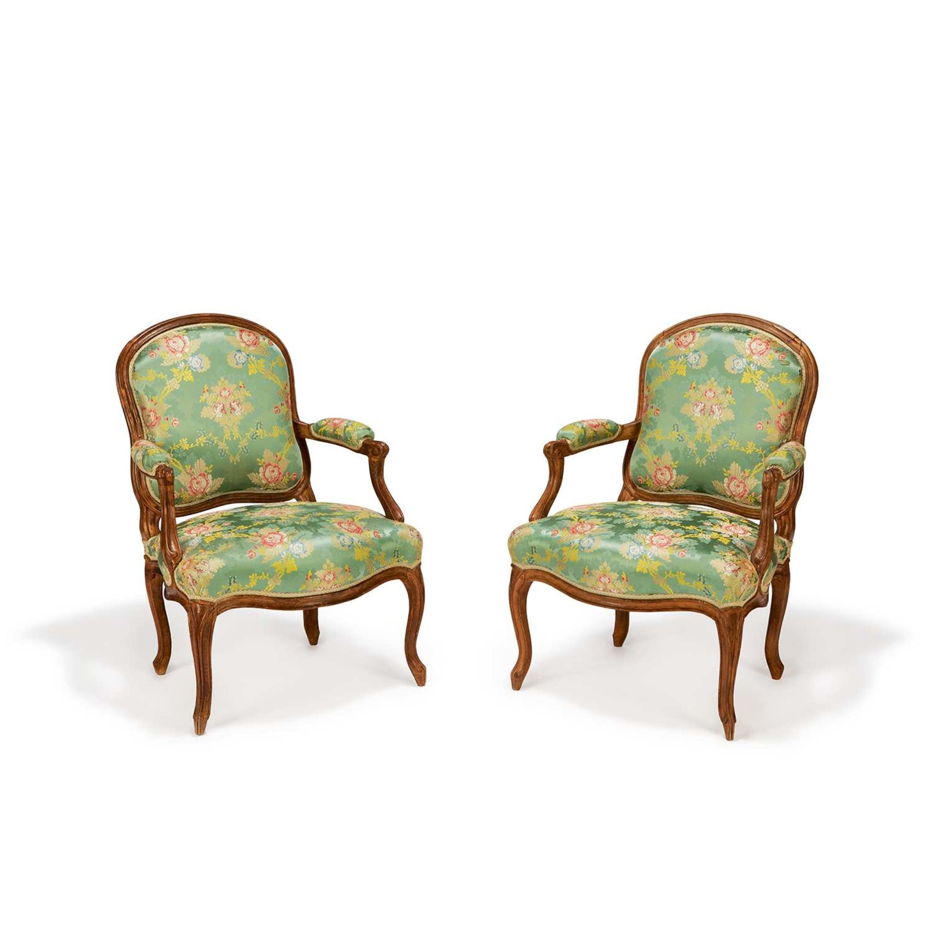 PAIRE DE FAUTEUILS À DOSSIER À LA REINE, ESTAMPILLÉS BAUVE, D'ÉPOQUE LOUIS XV