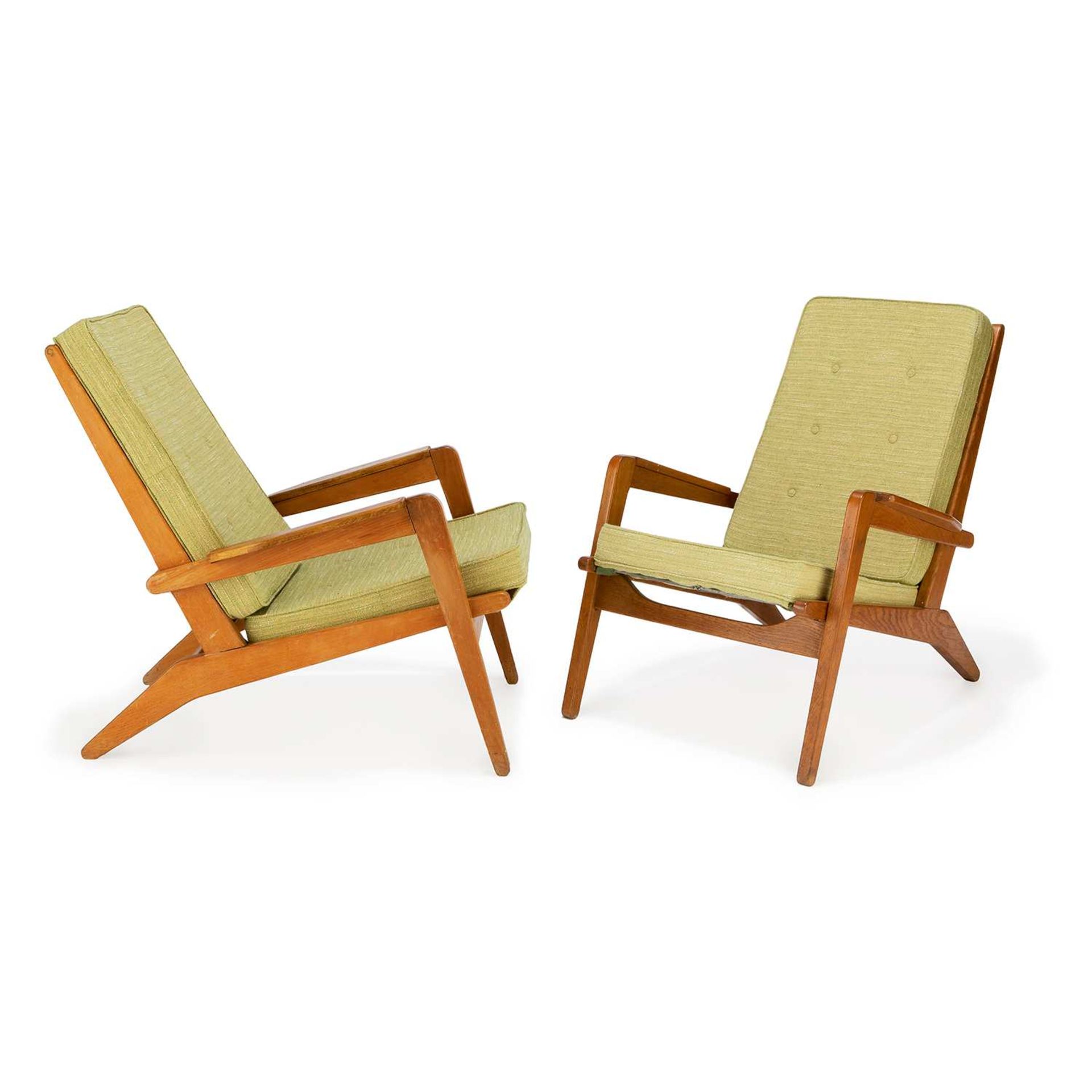 PIERRE GUARICHE (1926-1995) Suite de deux fauteuils "FS 105", à structure en chêne pour l'un et en