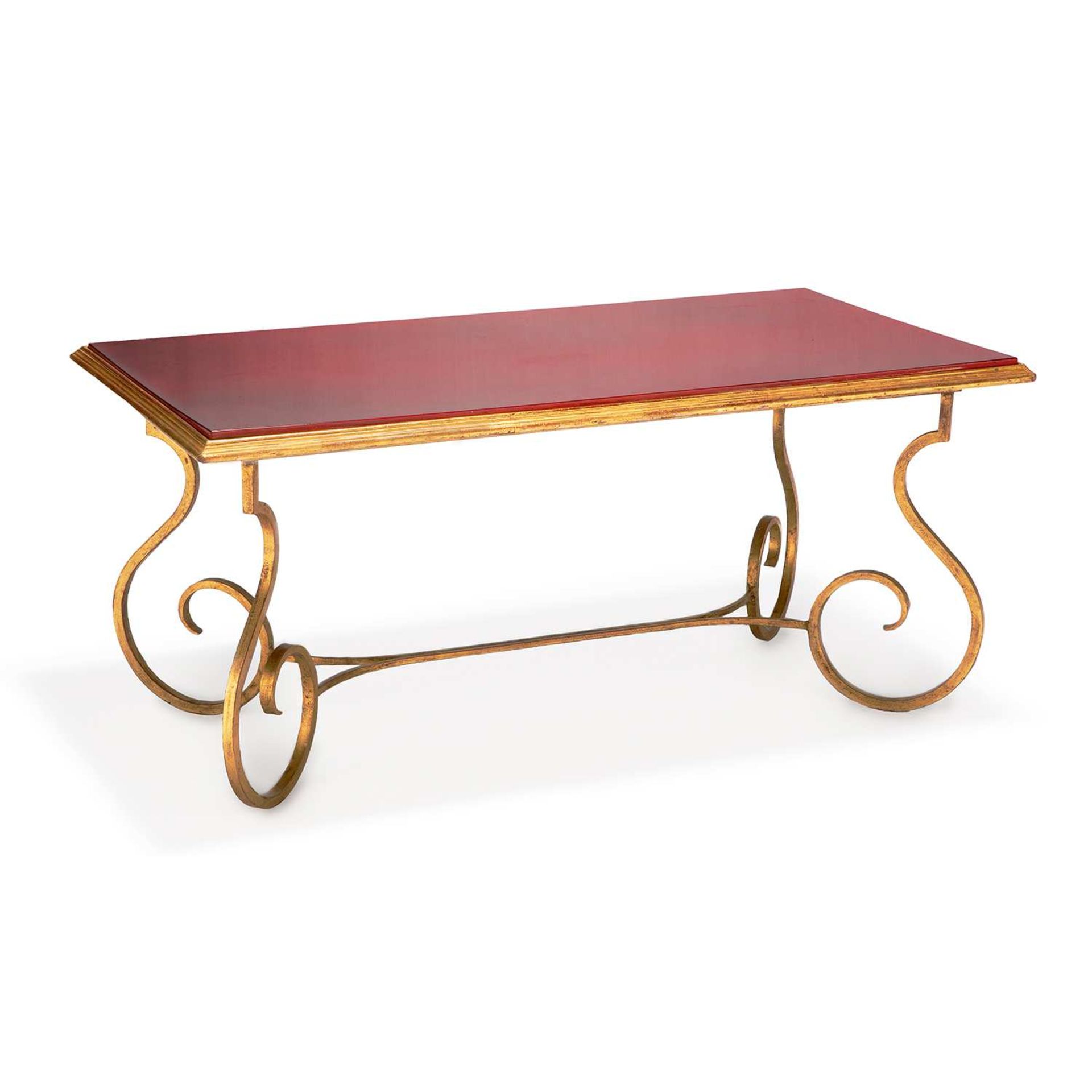 JEAN PASCAUD (1903-1996) Table basse néoclassique, piétement en fer forgé doré formant volutes,