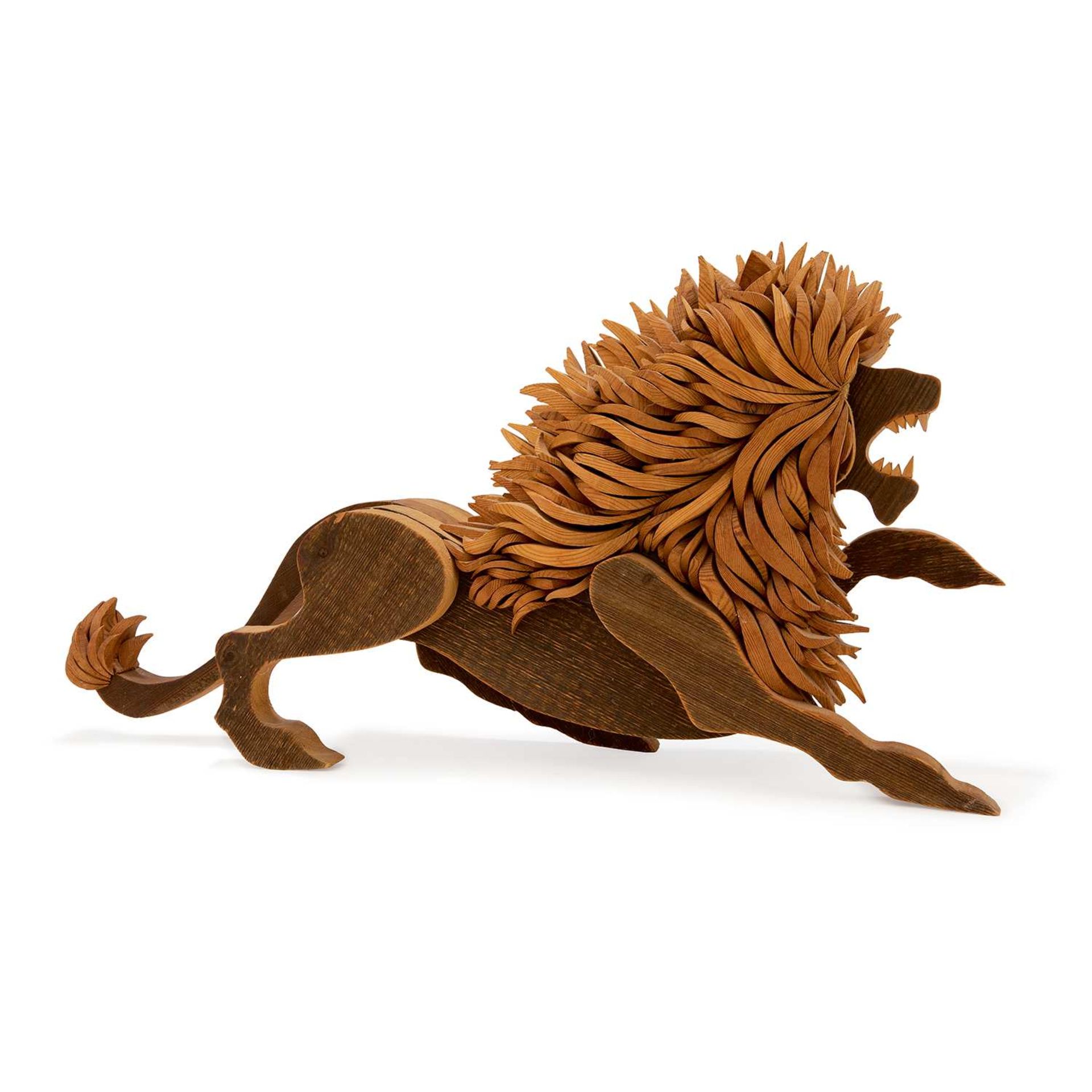 PIER GIORGIO GUASINA (1932-2013) Lion en mélèze découpé et sculpté, circa 1980. Signature incisée de