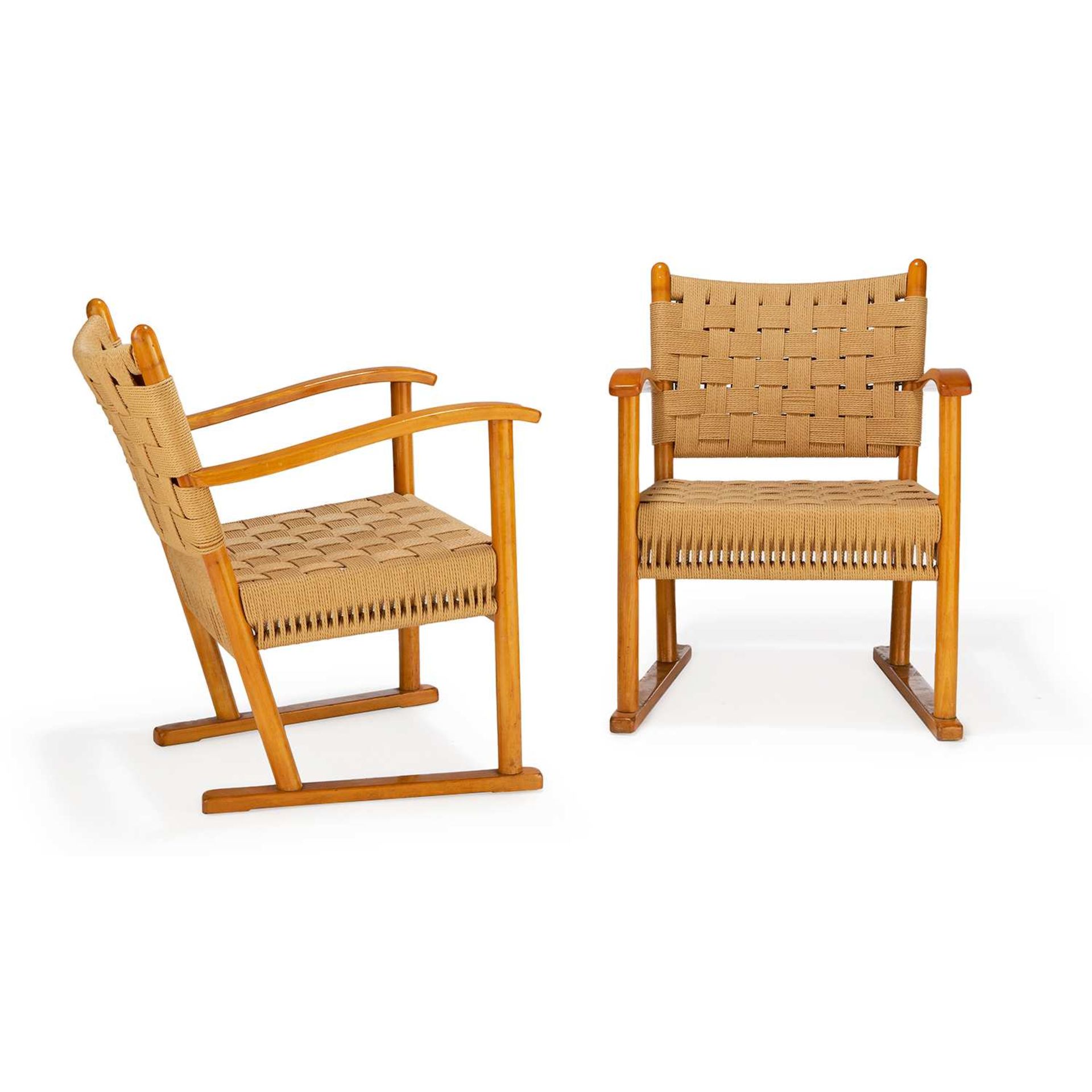 FRITS SCHLEGEL (1896-1975) & FRITZ HANSEN (ÉDITEUR) Paire de fauteuils en hêtre verni, piétement