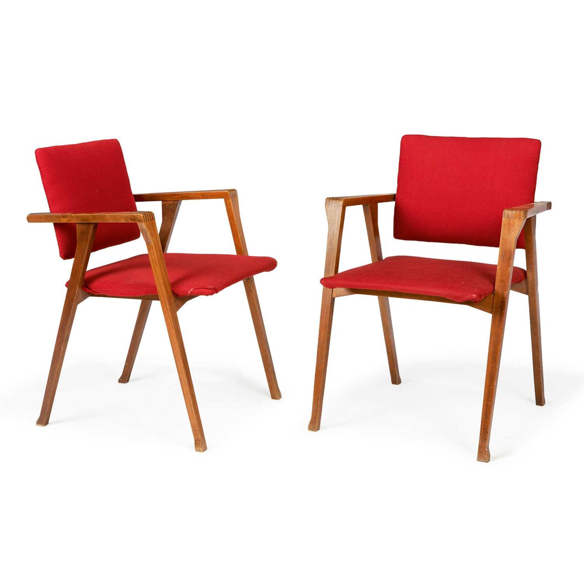 FRANCO ALBINI (1905-1977) & POGGI (ÉDITEUR) Paire de fauteuils en noyer à structure zoomorphe, "