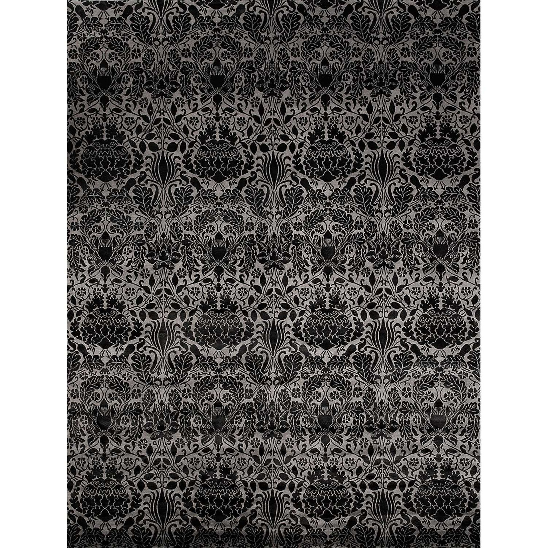 CHEVALIER ÉDITION Tapis tissé main, point noué haute laine, à décor floral noir sur fond gris. A
