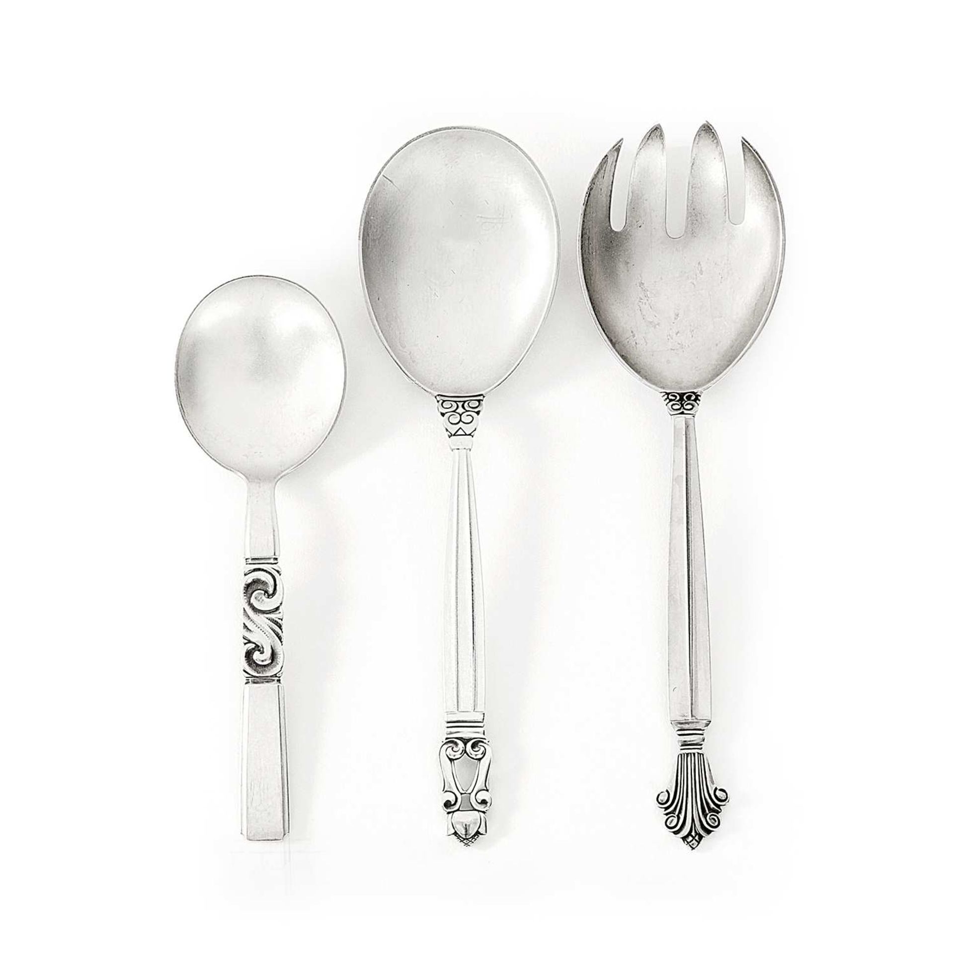 GEORG JENSEN (Orfèvre) Deux couverts de service en argent martelé, l'un modèle "Acorn" l'autre