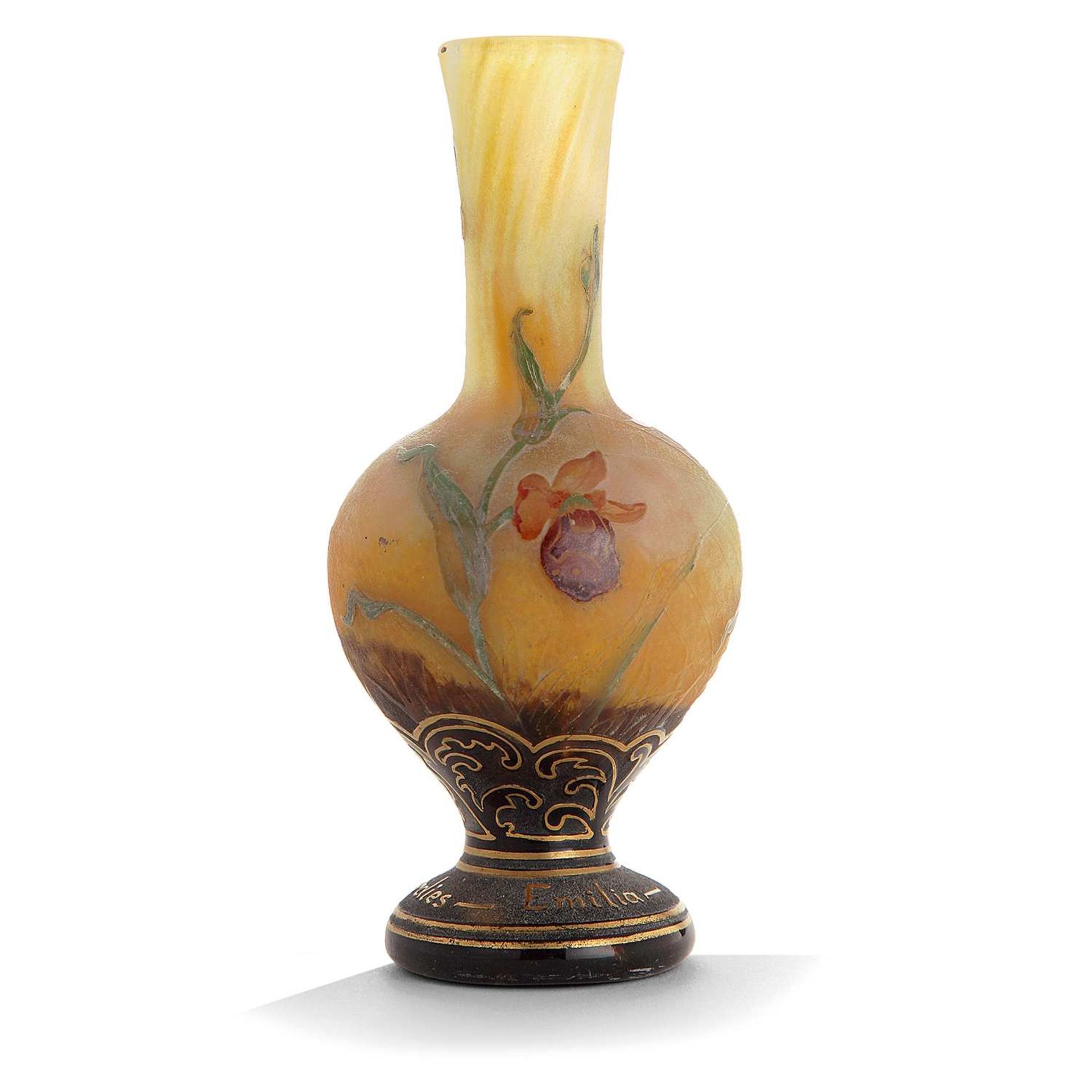 DAUM NANCY Petit vase balustre en verre jaspé jaune et brun à la base, décor gravé à l'acide d'