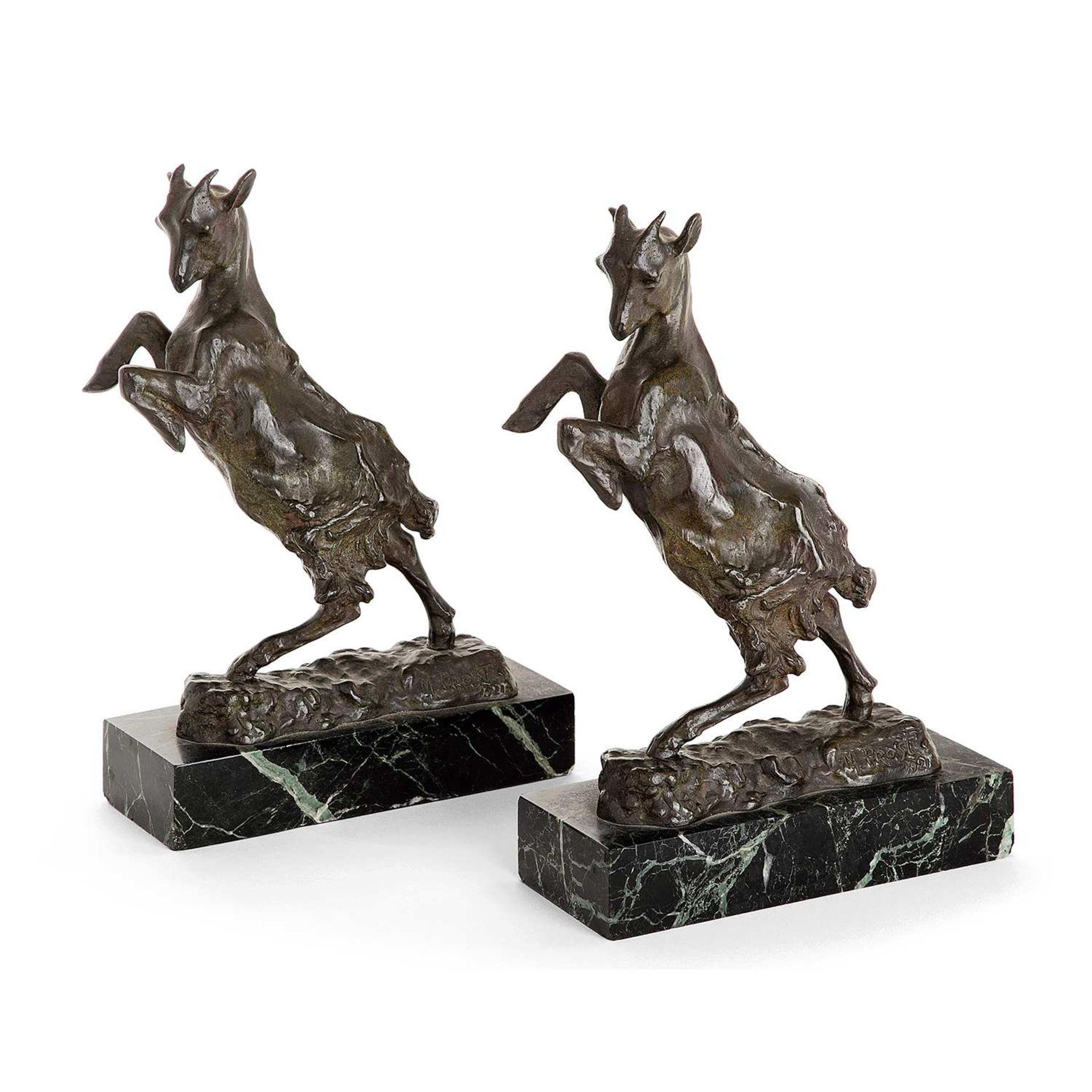 MAURICE PROST (1894-1967) Paire de bouquetins dressés en bronze patiné, pouvant former serre-livres,