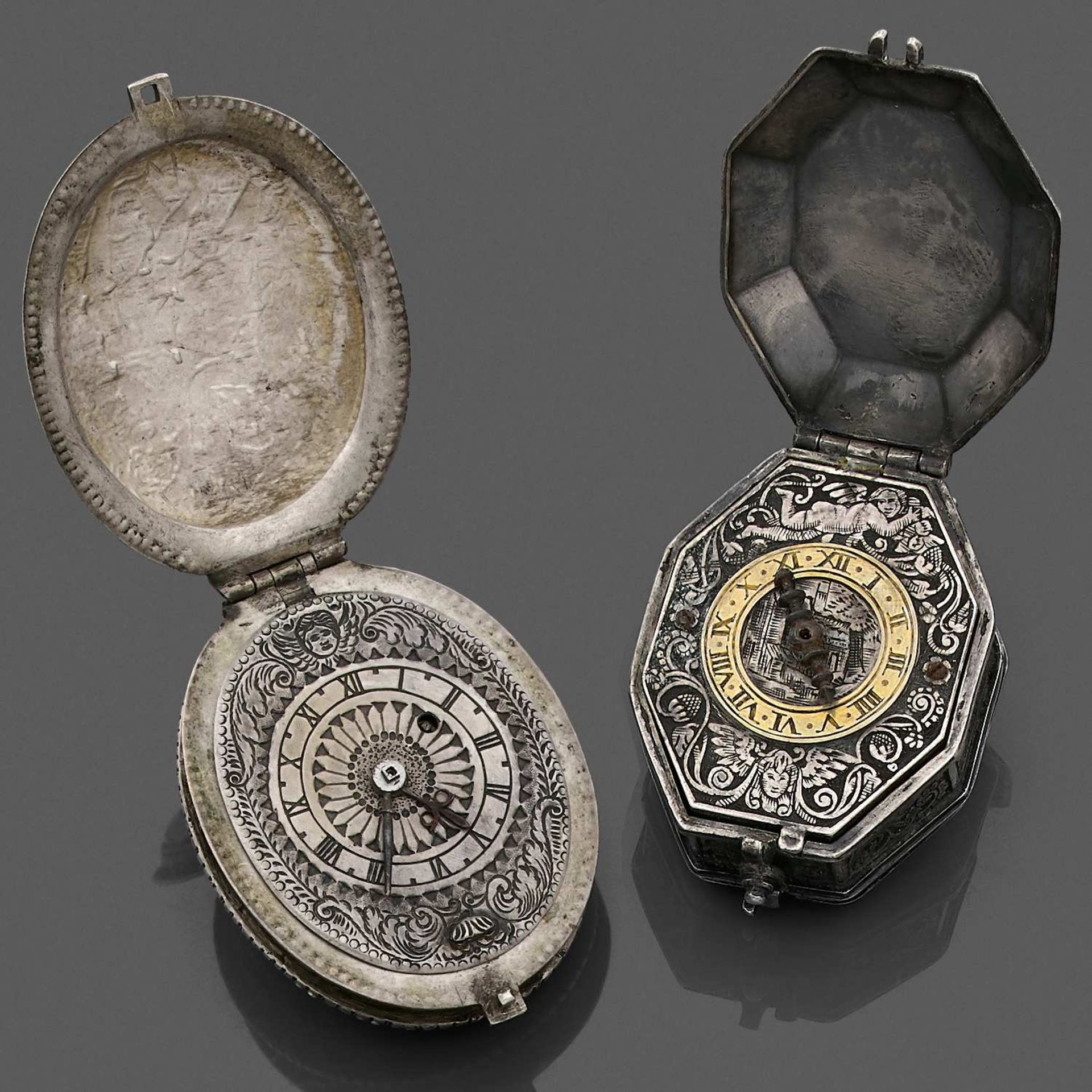 ANONYME MILIEU DU XVIIEME SIÈCLE Ensemble de deux montres-pendentifs en argent. BOÎTIERS : A) de