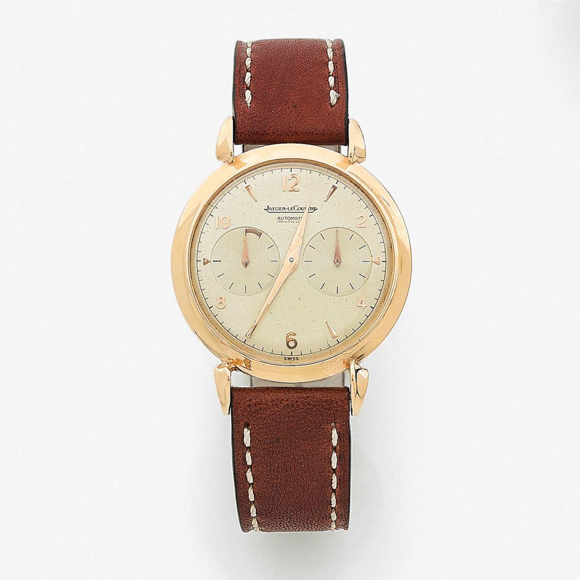 JAEGER LECOULTRE FUTURMATIC VERS 1950 Montre bracelet en or rose sur cuir. BOÎTIER : rond avec anses