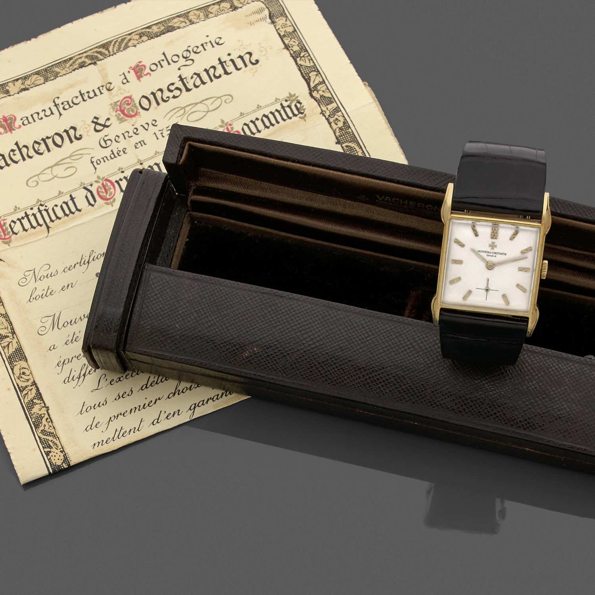 VACHERON CONSTANTIN REF. 4449 ANNEES 50 Montre bracelet en or jaune 18K sur cuir. BOÎTIER : carré