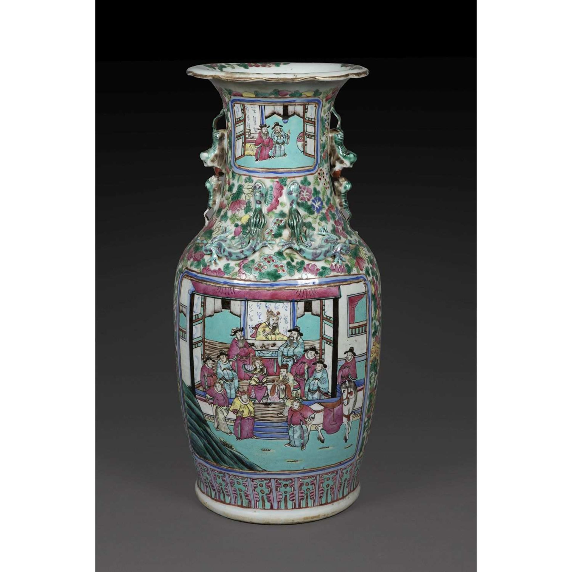 VASE GUANYIN en porcelaine et émaux polychromes dans le style de la famille rose, à décor de