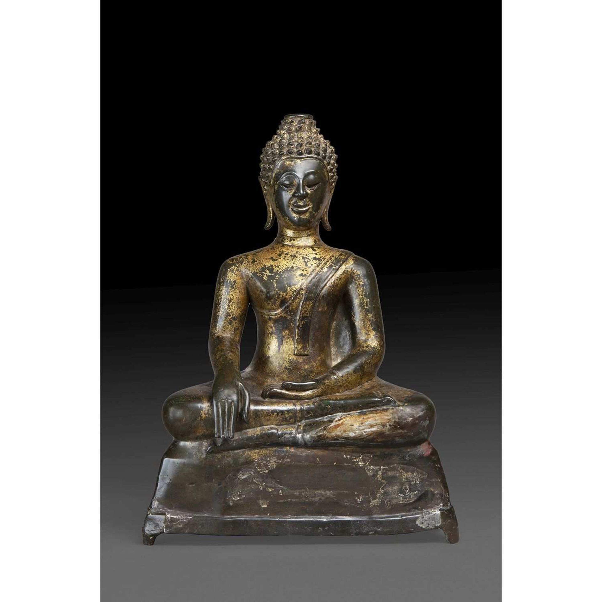 STATUETTE DE BOUDDHA MARAVIJAYA en bronze de patine brun-vert, représenté assis en dhyanasana sur