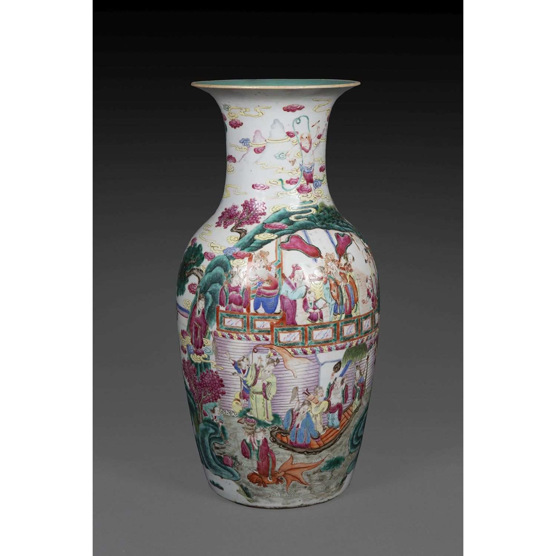 VASE GUANYIN en porcelaine et émaux polychromes dans le style de la famille rose, la panse décorée