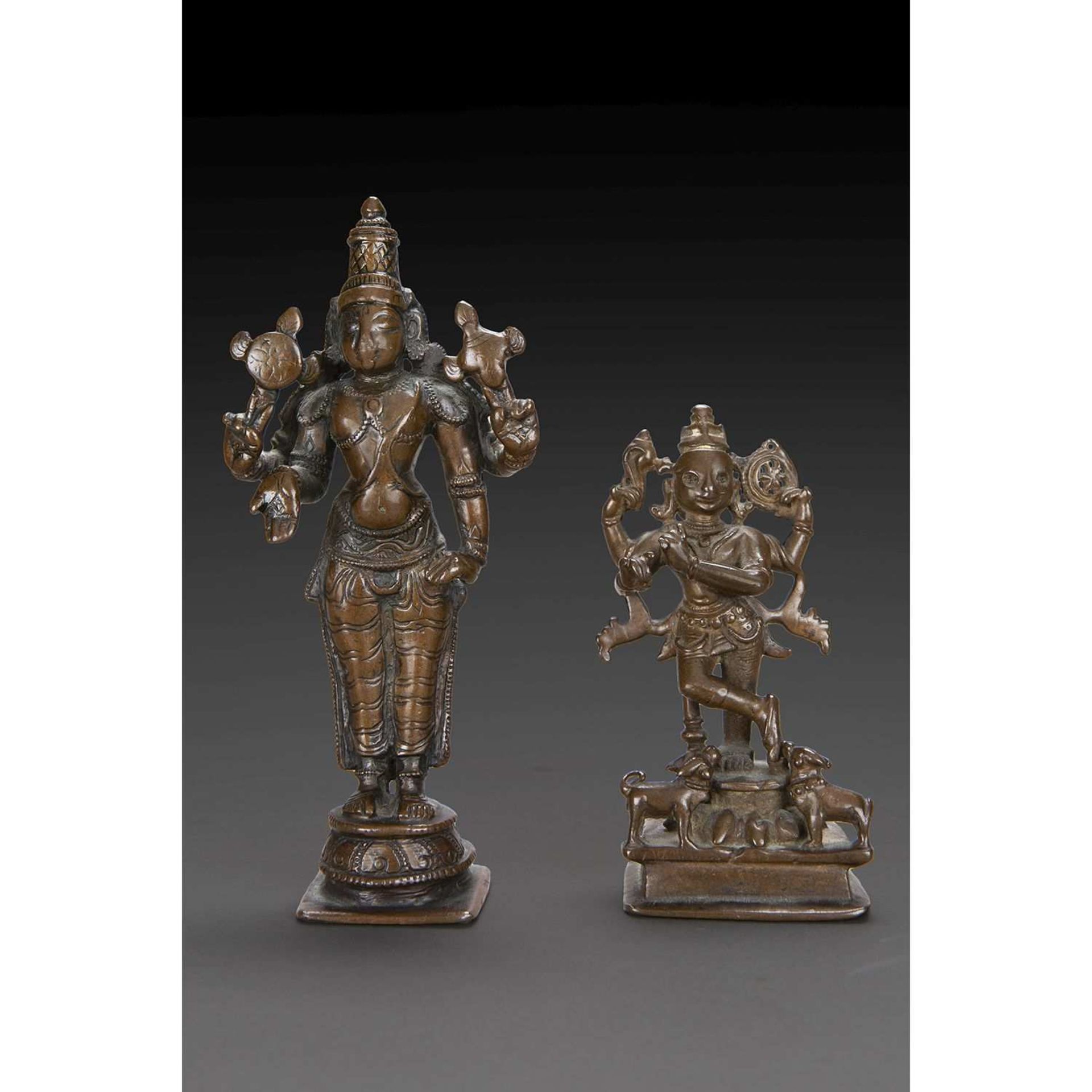 LOT DE DEUX STATUETTES en bronze de patine brune, représentant Vishnu debout, à quatre bras tenant