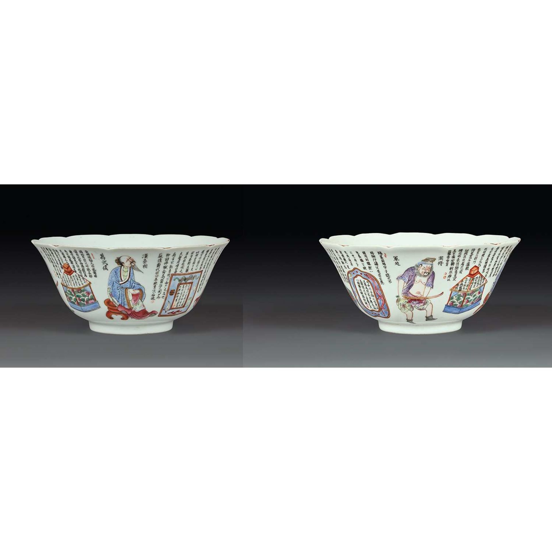 PAIRE DE BOLS À LÈVRE FESTONNÉE en porcelaine et émaux polychromes dans le style de la famille rose,