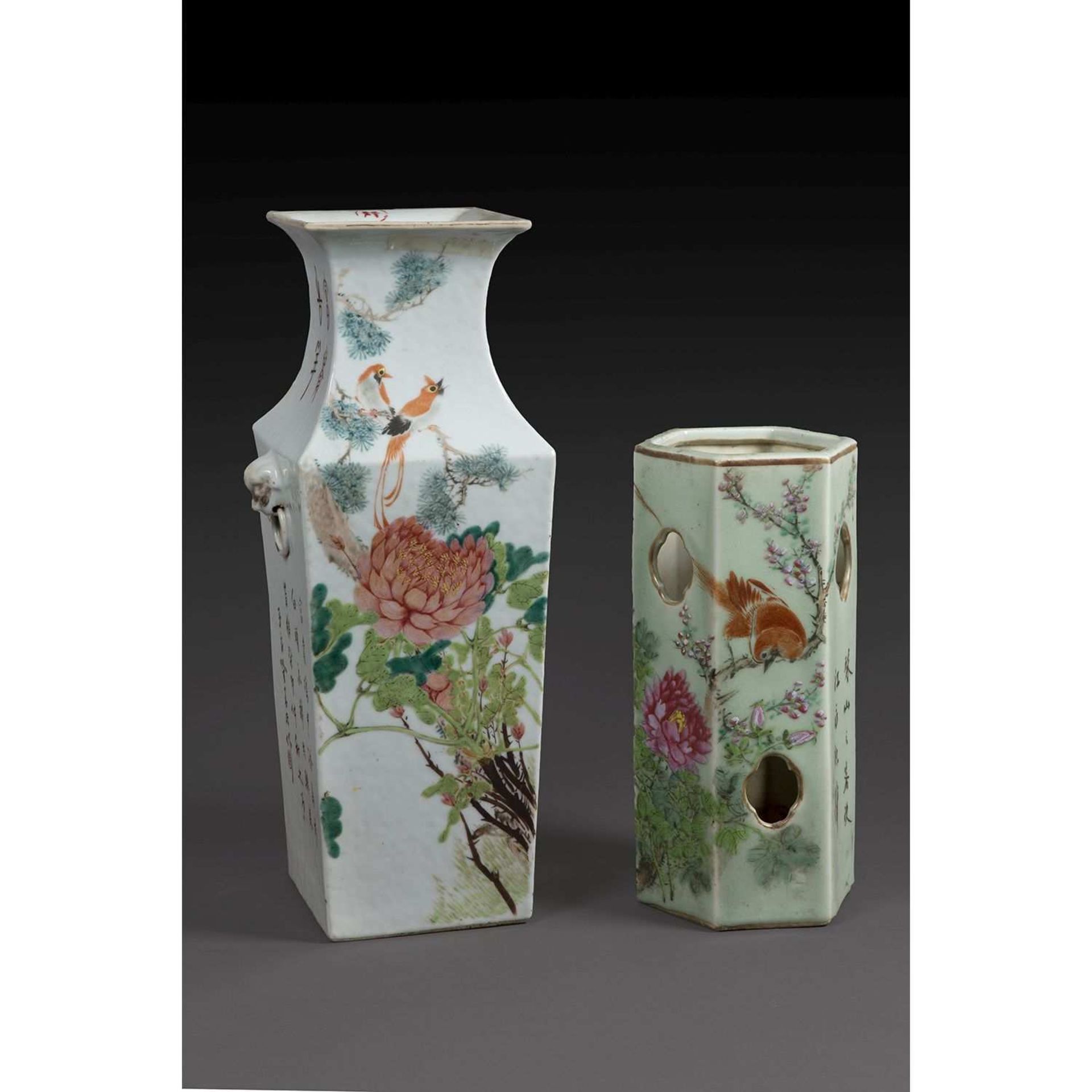 SUITE DE DEUX VASES en porcelaine et émaux polychromes dans le style de la famille rose, le