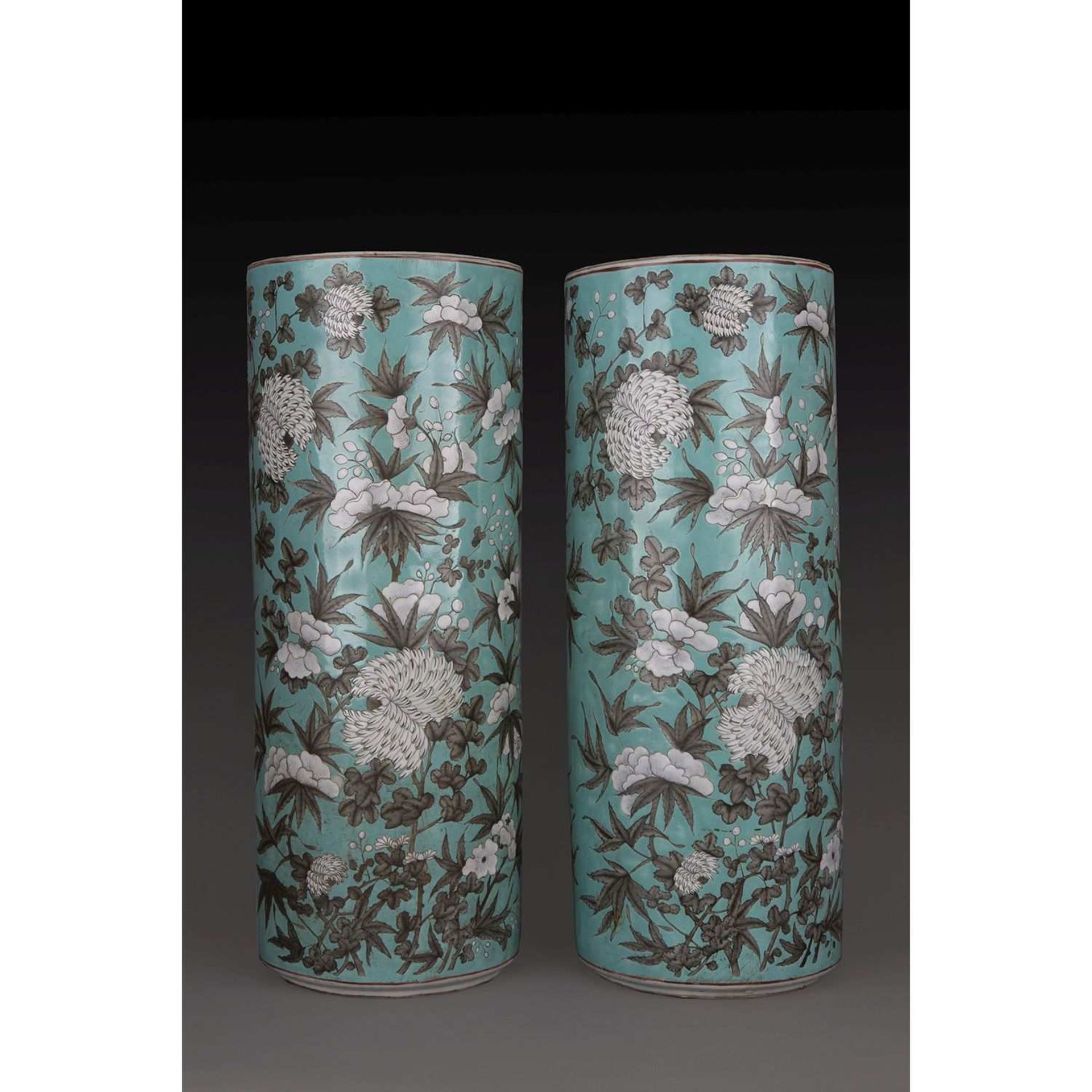 PAIRE DE GRANDS VASES ROULEAUX en porcelaine et émaux polychromes dans le style "Da Ya Zhai", à