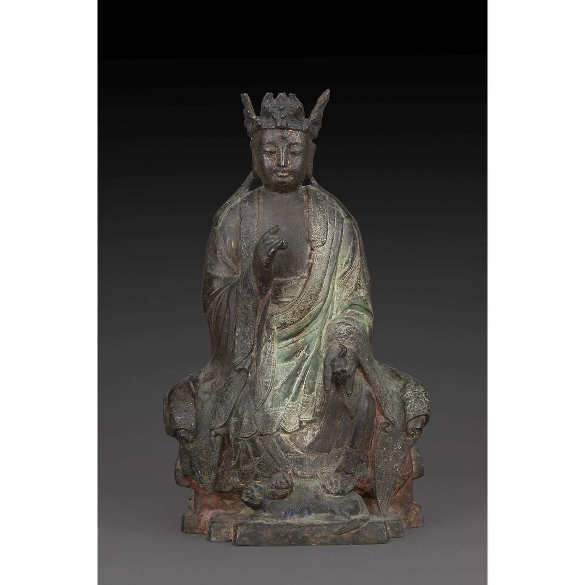 STATUE DE BODHISATTVA en fonte de fer à patine brune, anciennement laquée or et polychrome,