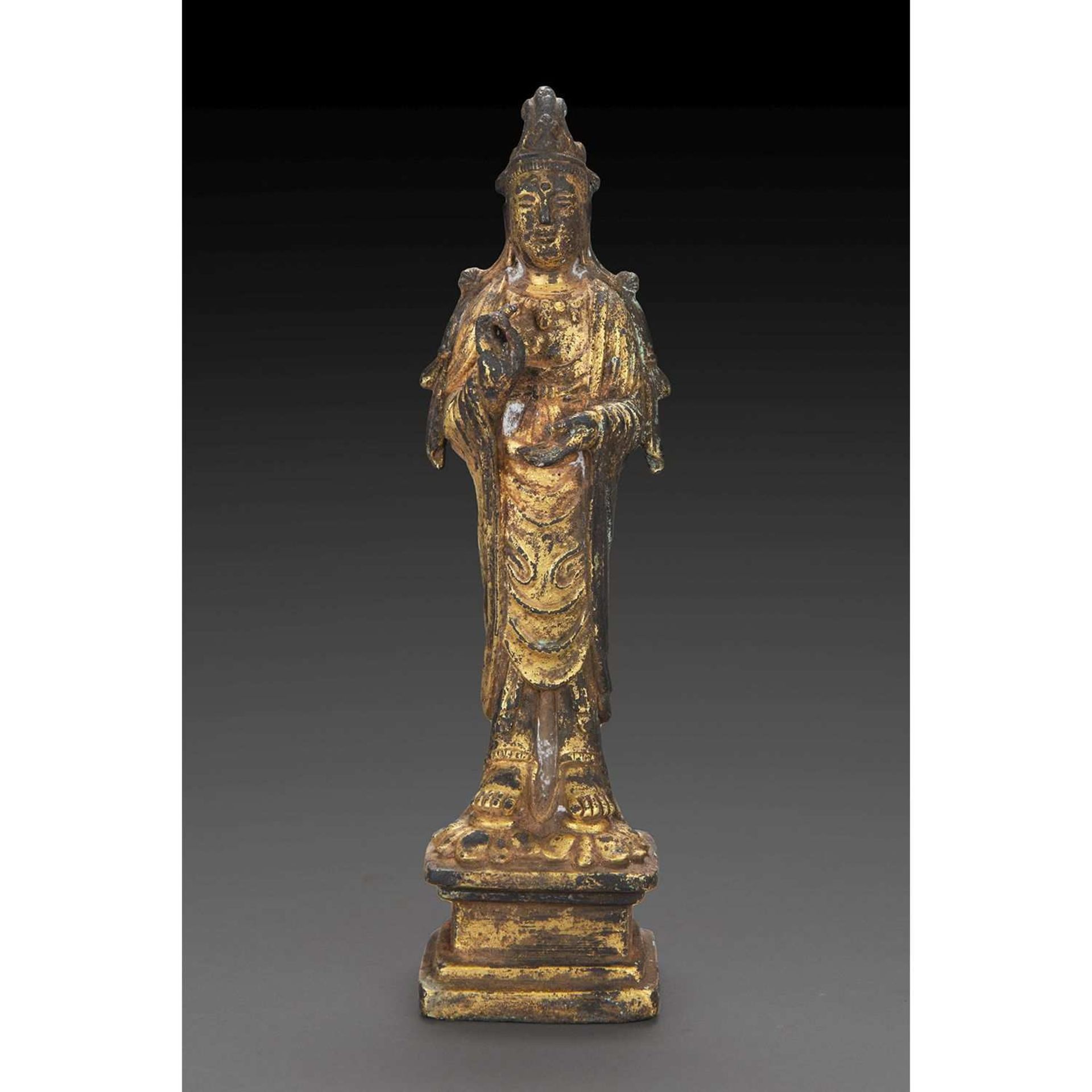 STATUETTE DE GUANYIN en bronze doré, représentée debout sur une base carrée, chaque pied sur un