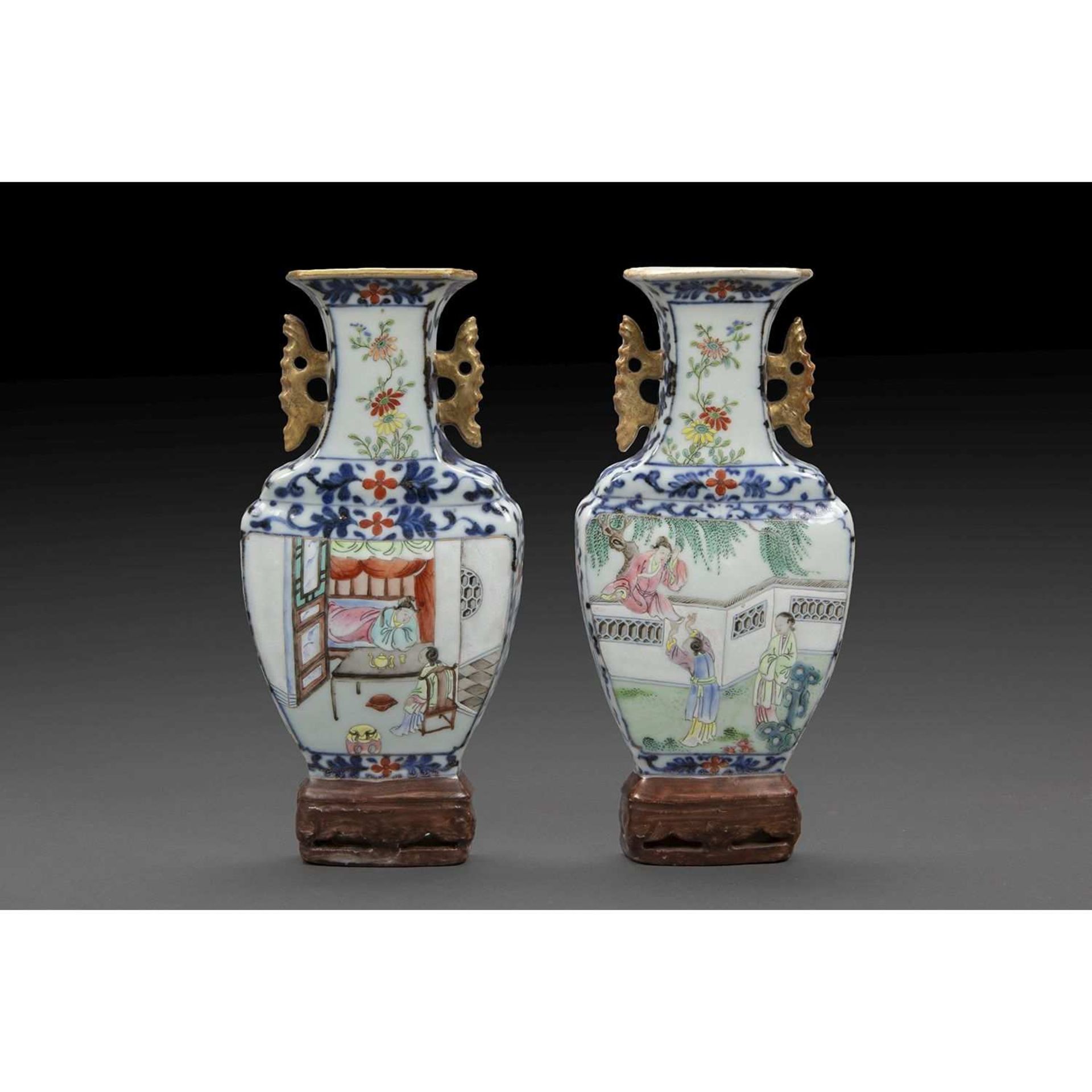 PAIRE DE VASES D'APPLIQUE DE FORME HU en porcelaine et émaux polychromes de la famille rose, le