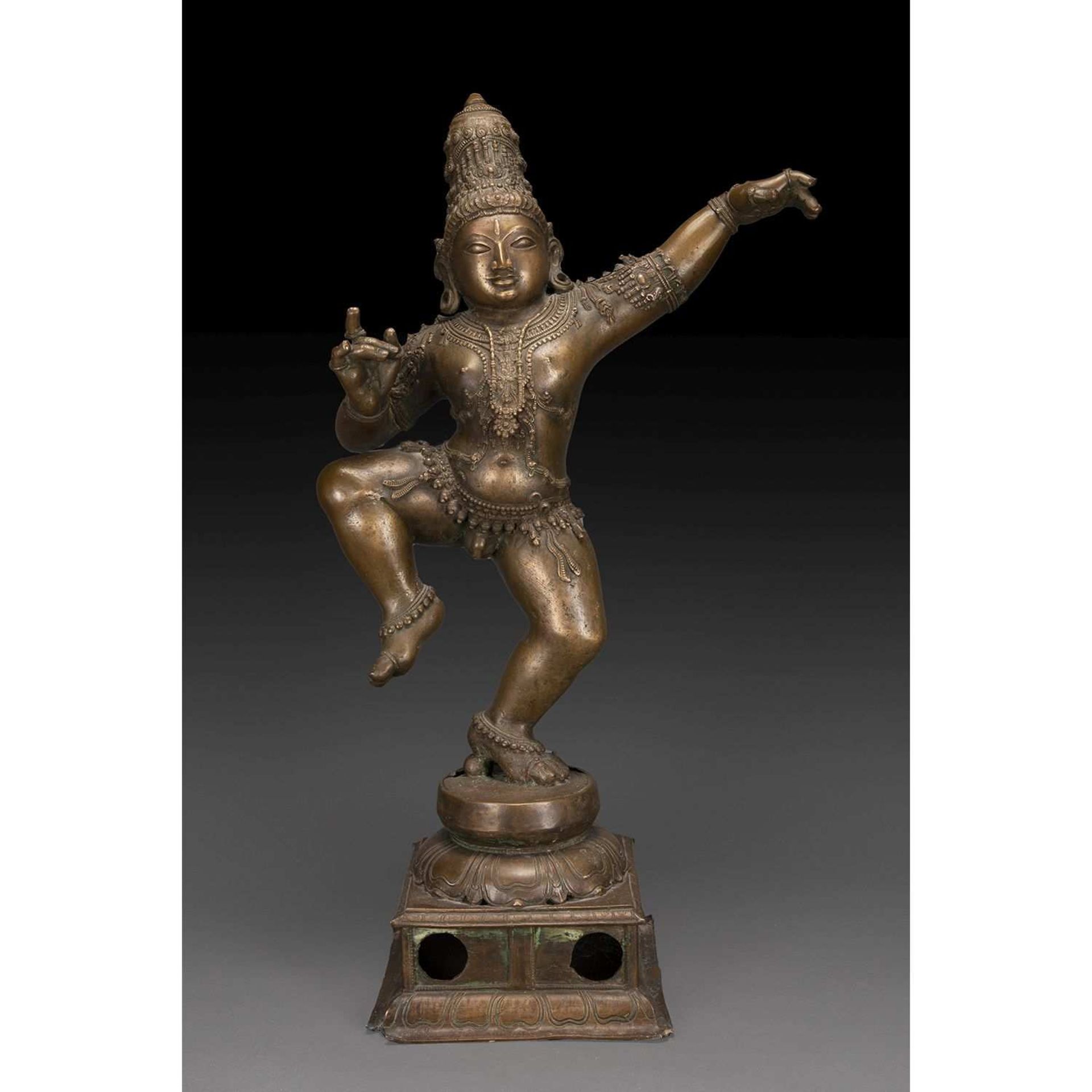 GRANDE STATUE DE KRISHNA DANSANT en bronze de patine médaille, le dieu figuré debout sur la jambe