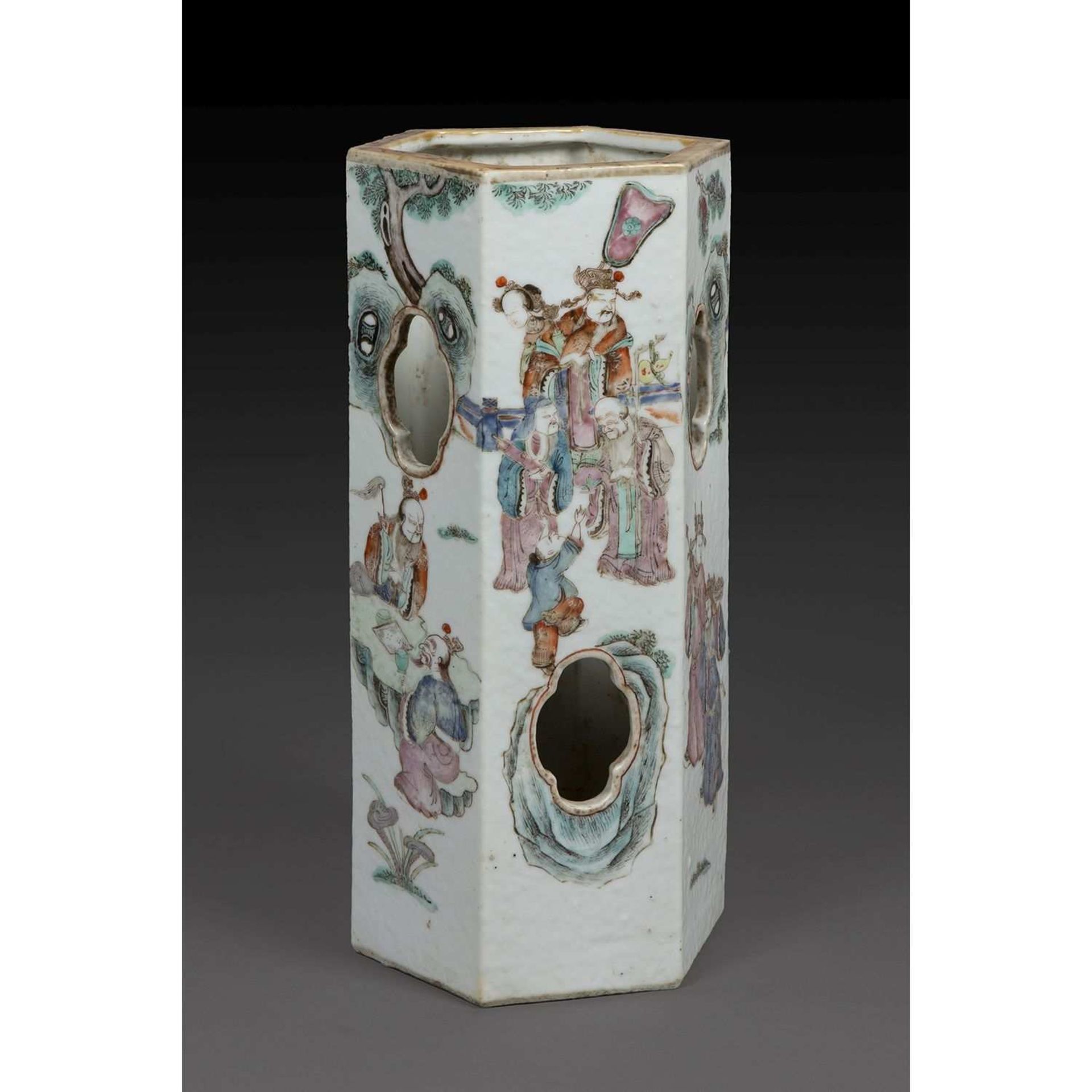 VASE OU PORTE-CHAPEAU HEXAGONAL en porcelaine, émaux polychromes dans le style de la famille rose et