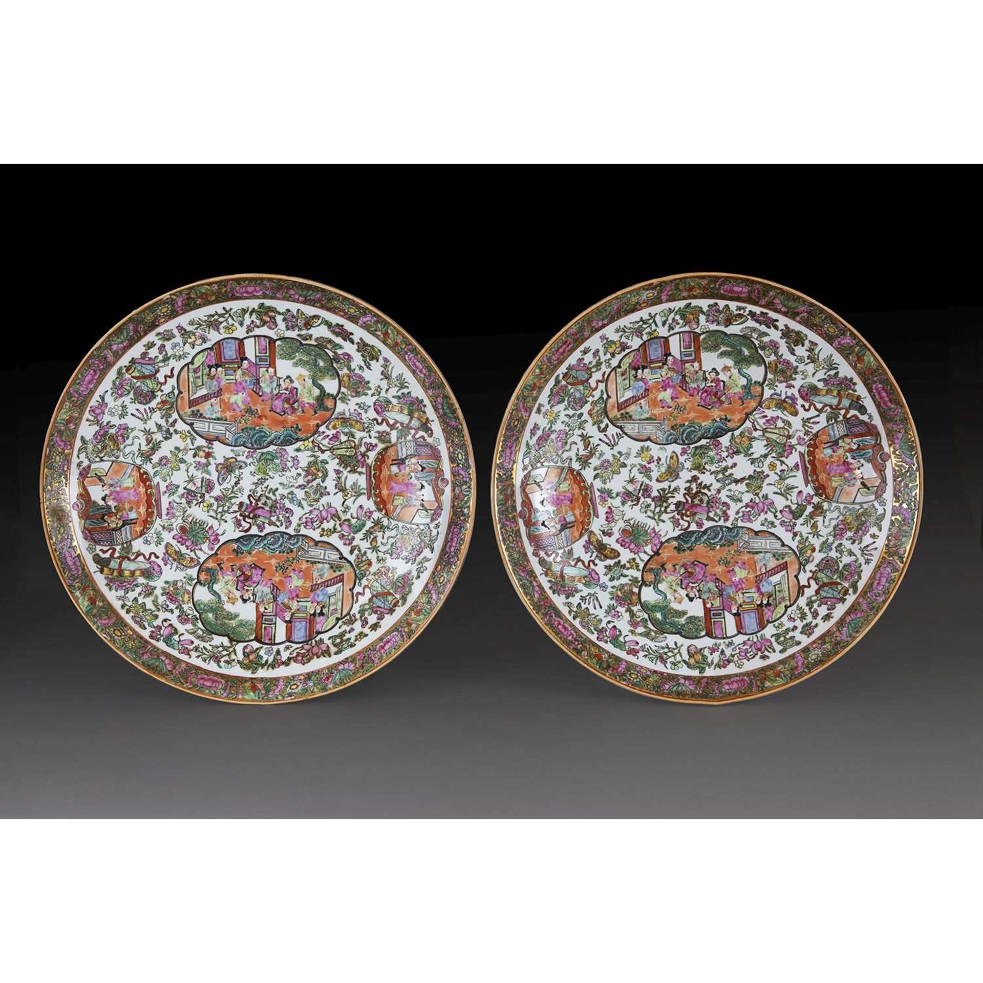 PAIRE DE GRANDS PLATS RONDS en porcelaine, émaux polychromes dans le style de la famille rose,