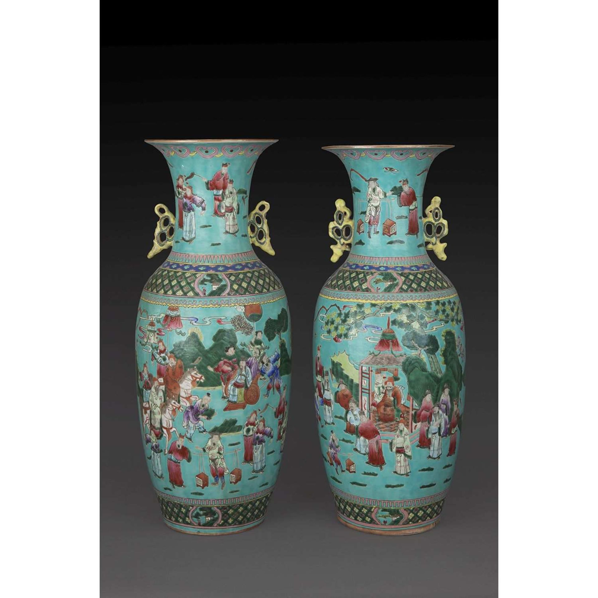 PAIRE DE VASES GUANYIN en porcelaine et émaux polychromes dans le style de la famille rose sur