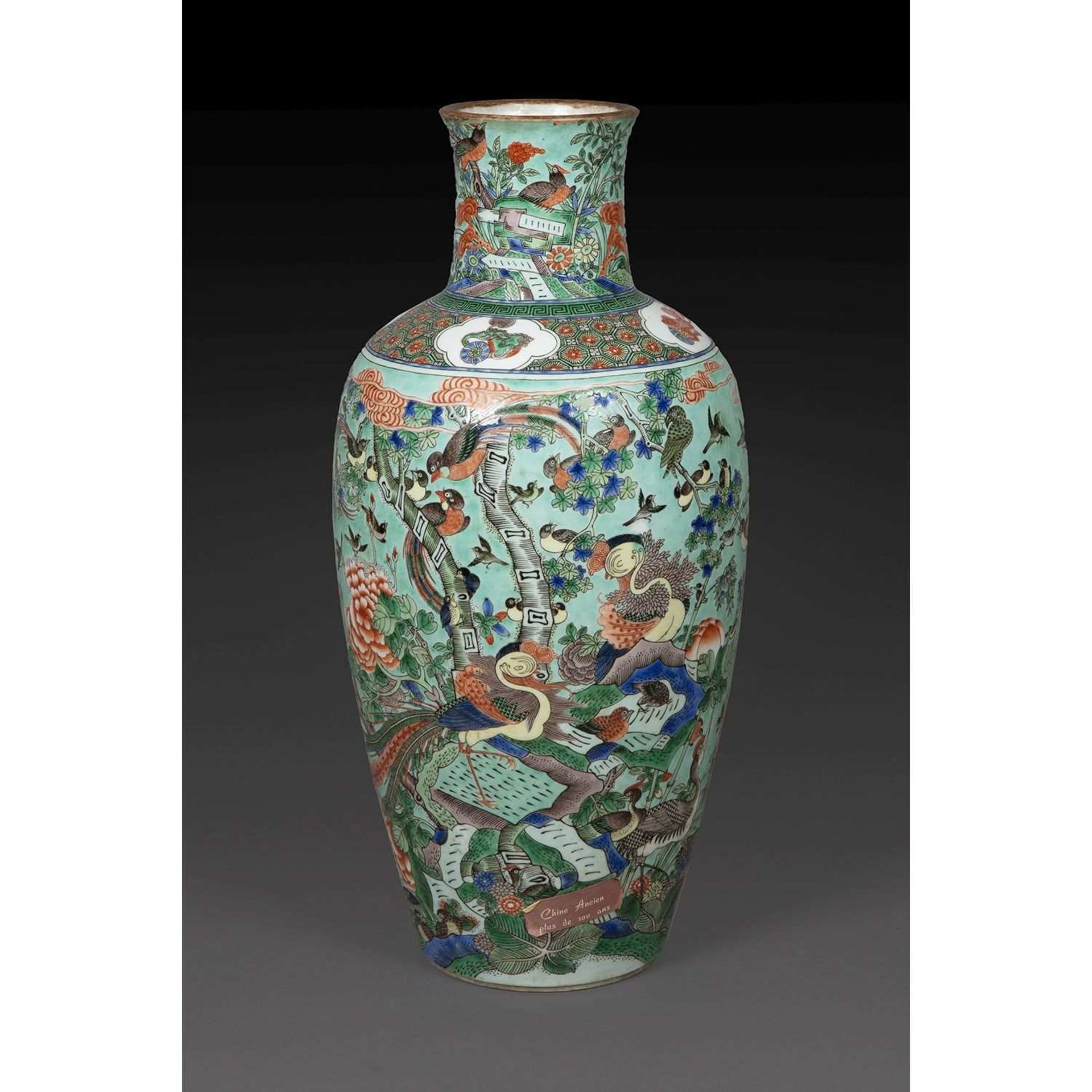 VASE FUSEAU en porcelaine, émaux polychromes dans le style de la famille verte, le col et la panse à