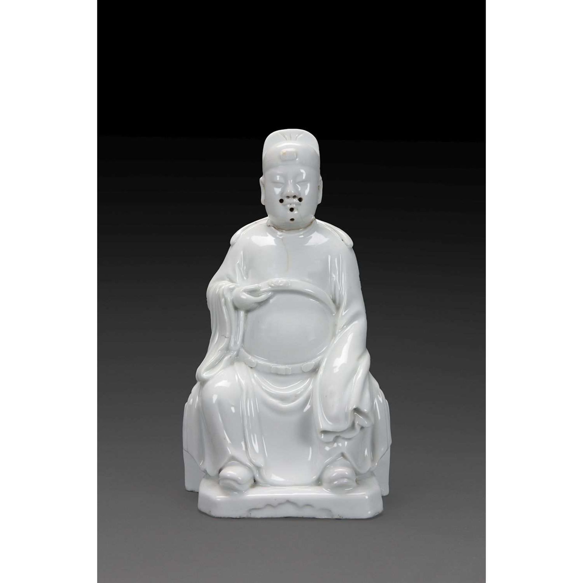 STATUETTE DE WEN CHANG en porcelaine blanc de Chine, représenté assis sur un tabouret, la main